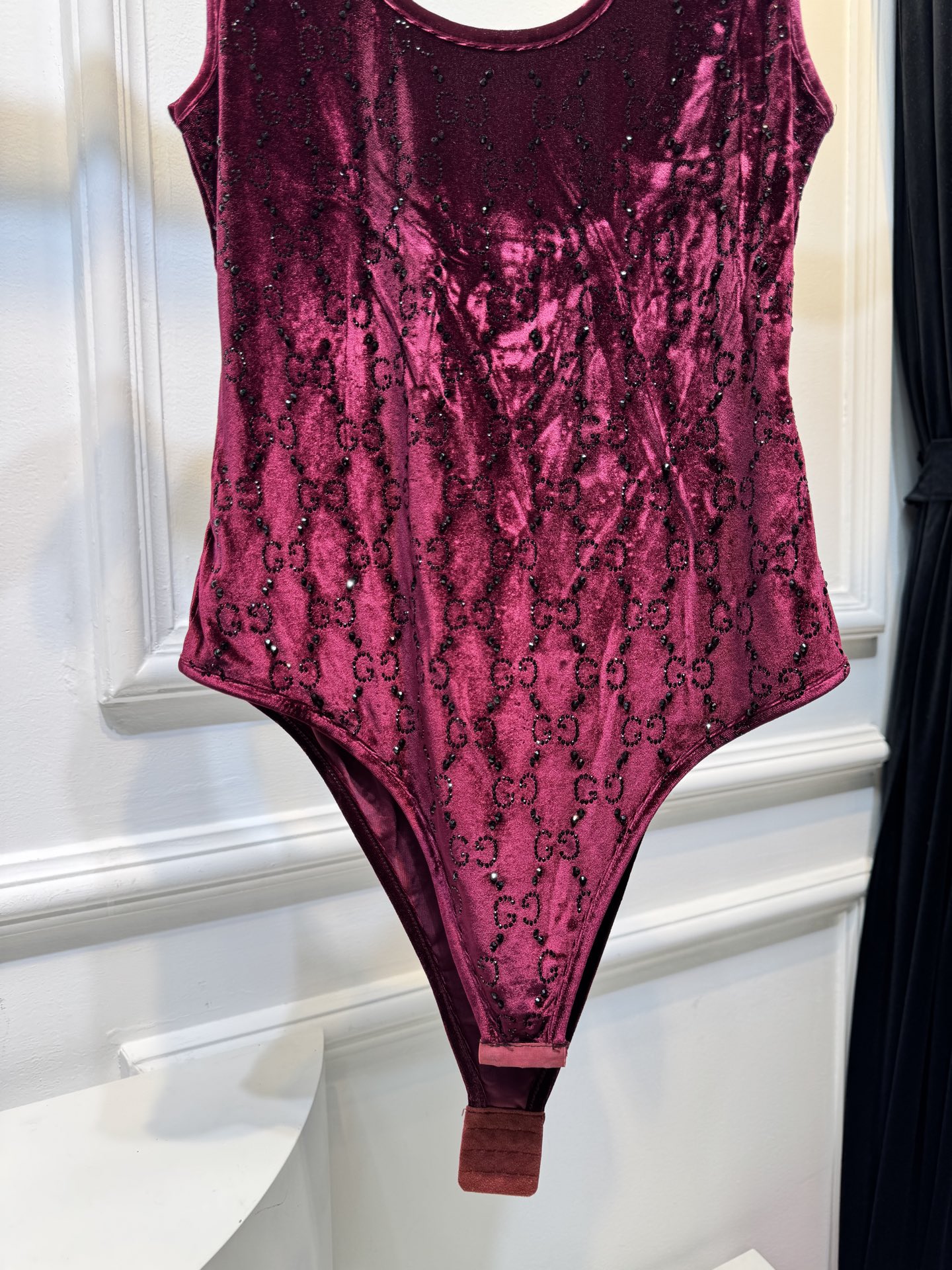 Gucc*GG水晶绳绒线连体衣，主体采用绳绒线丝绒面料，触感柔软且自带光泽感；衣身装饰有品牌经典的GG标