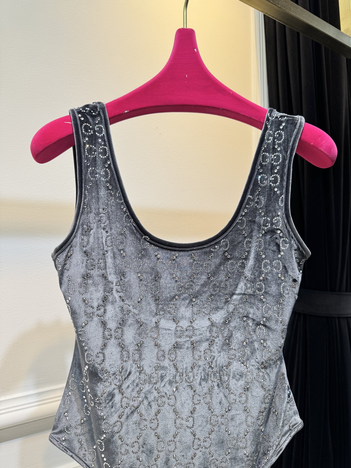 Gucc*GG水晶绳绒线连体衣，主体采用绳绒线丝绒面料，触感柔软且自带光泽感；衣身装饰有品牌经典的GG标