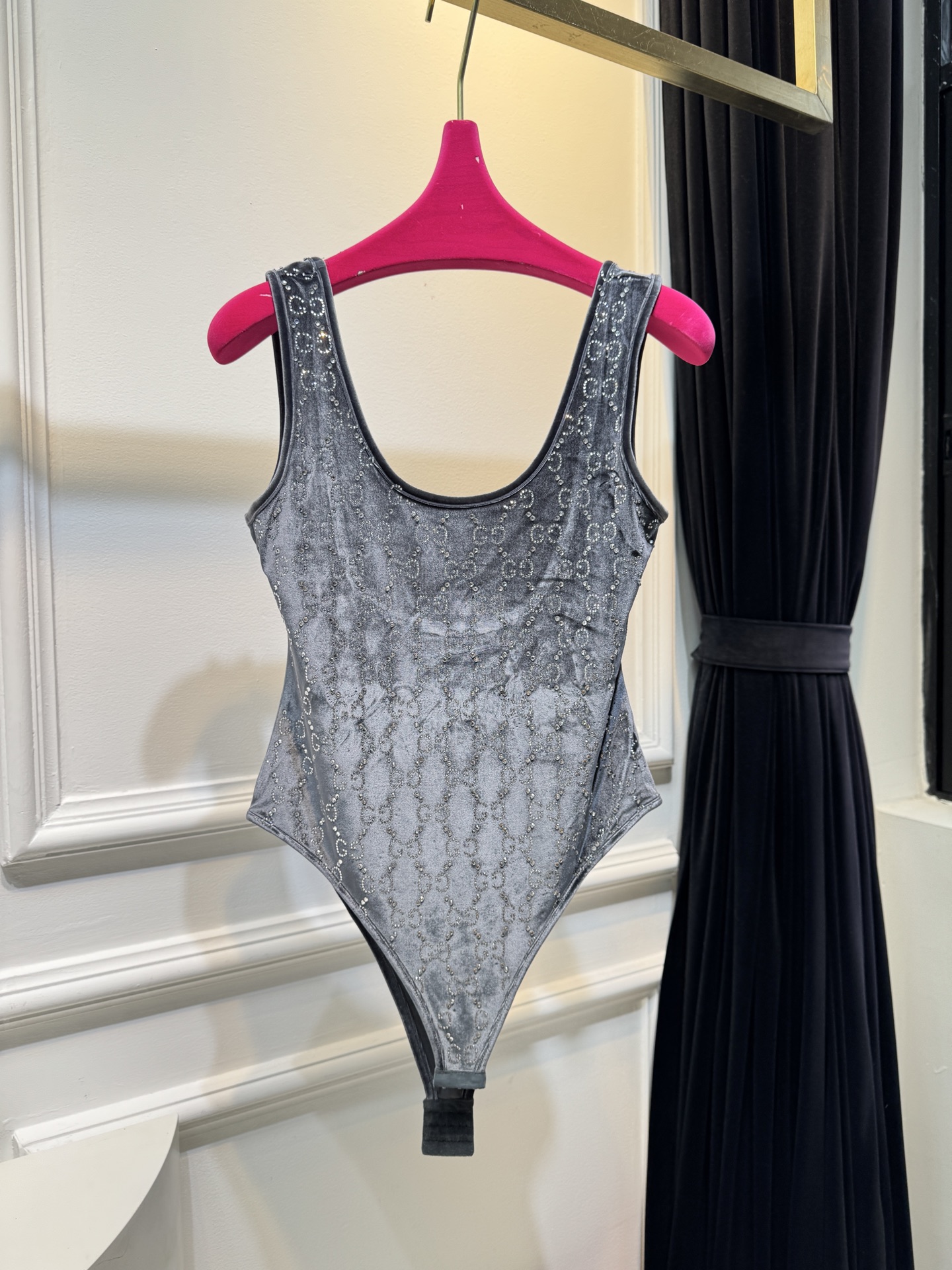 Gucc*GG水晶绳绒线连体衣，主体采用绳绒线丝绒面料，触感柔软且自带光泽感；衣身装饰有品牌经典的GG标