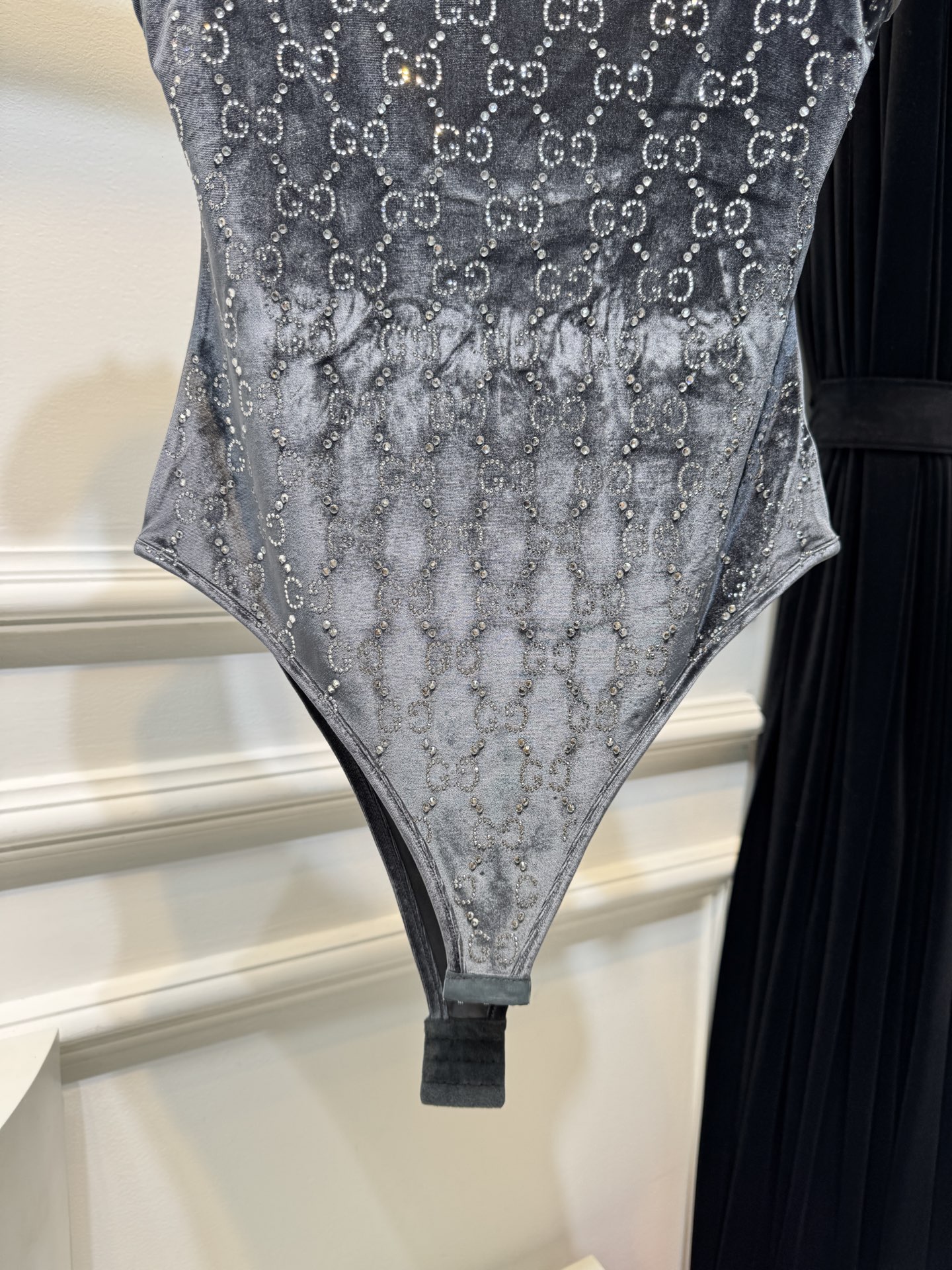 Gucc*GG水晶绳绒线连体衣，主体采用绳绒线丝绒面料，触感柔软且自带光泽感；衣身装饰有品牌经典的GG标