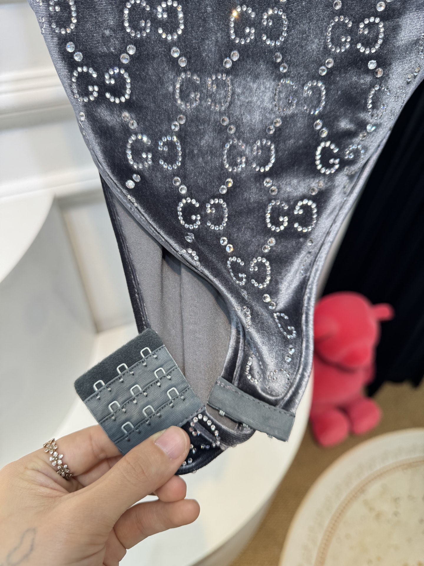 Gucc*GG水晶绳绒线连体衣，主体采用绳绒线丝绒面料，触感柔软且自带光泽感；衣身装饰有品牌经典的GG标