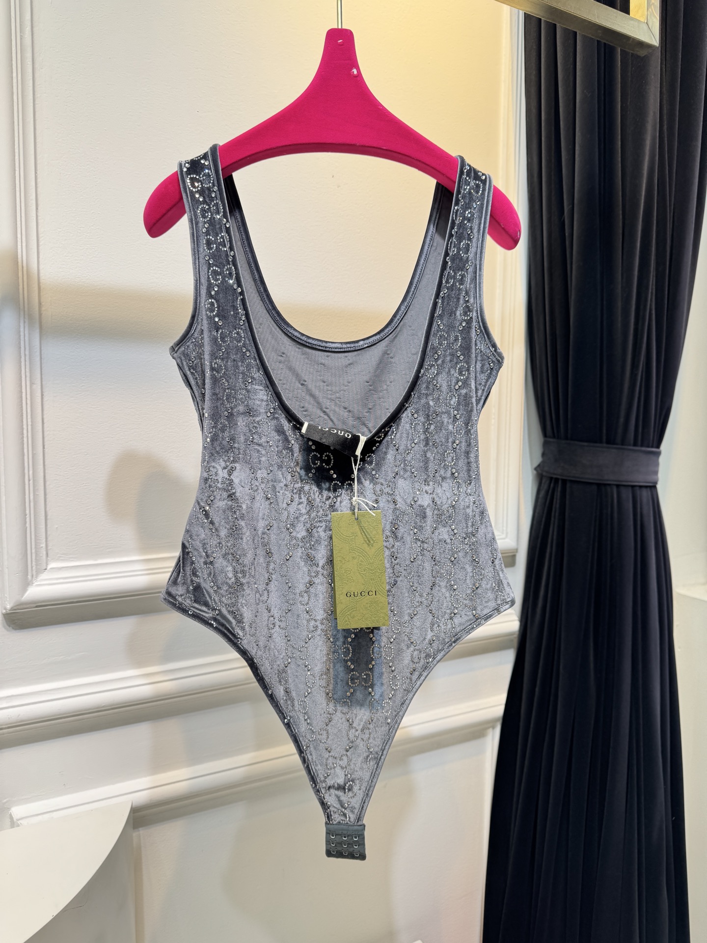 Gucc*GG水晶绳绒线连体衣，主体采用绳绒线丝绒面料，触感柔软且自带光泽感；衣身装饰有品牌经典的GG标