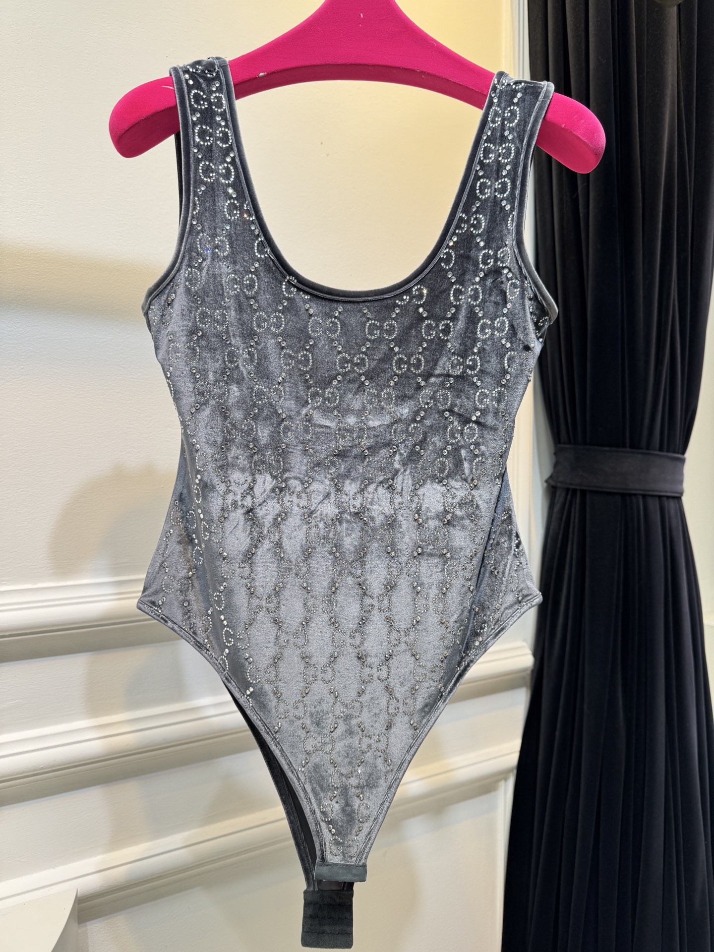 Gucc*GG水晶绳绒线连体衣，主体采用绳绒线丝绒面料，触感柔软且自带光泽感；衣身装饰有品牌经典的GG标