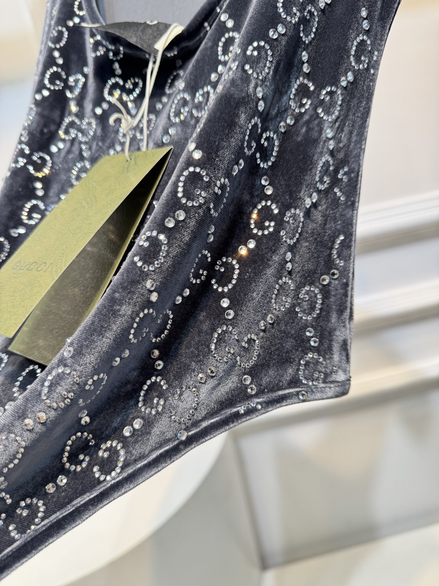 Gucc*GG水晶绳绒线连体衣，主体采用绳绒线丝绒面料，触感柔软且自带光泽感；衣身装饰有品牌经典的GG标