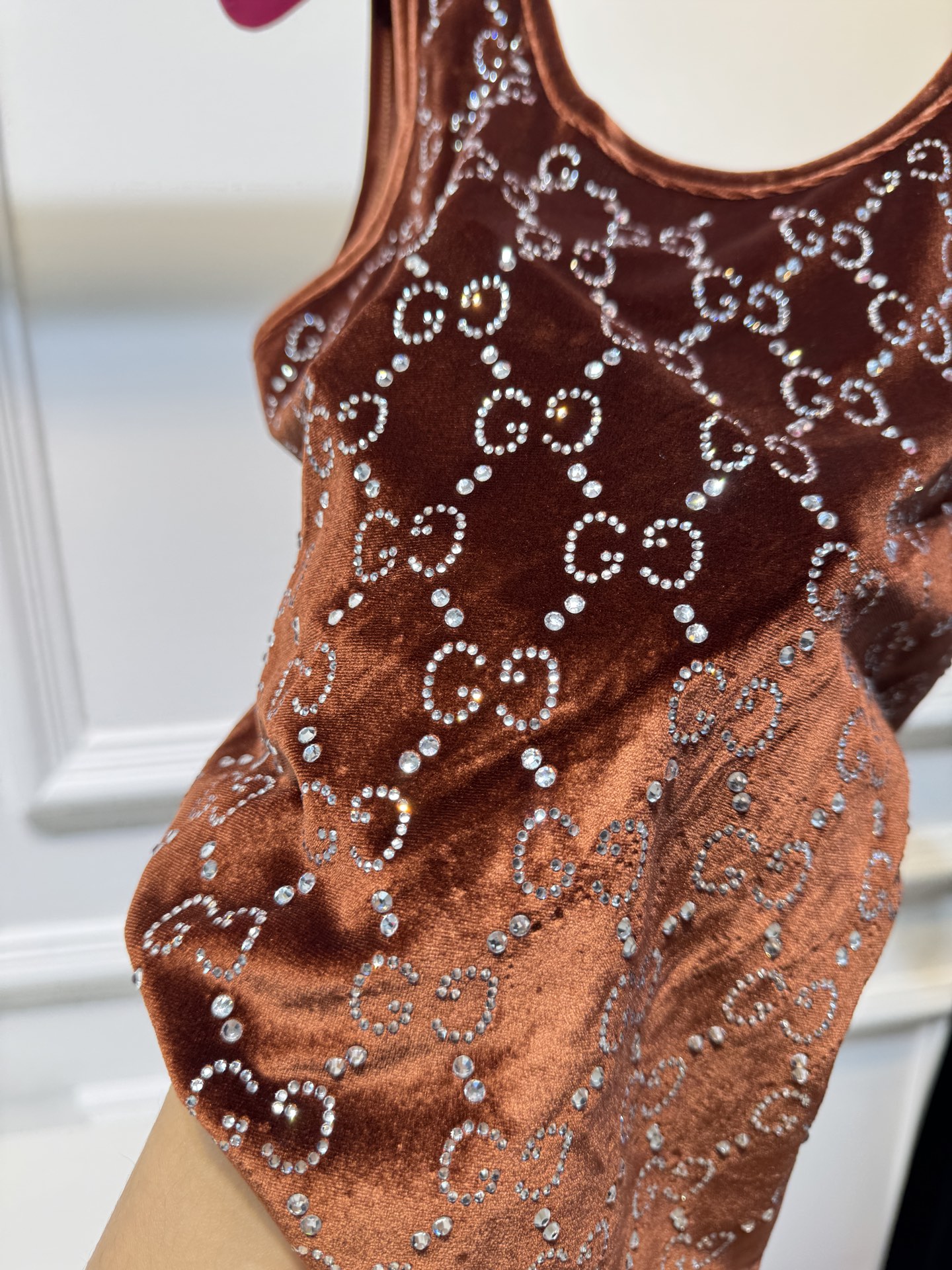 Gucc*GG水晶绳绒线连体衣，主体采用绳绒线丝绒面料，触感柔软且自带光泽感；衣身装饰有品牌经典的GG标