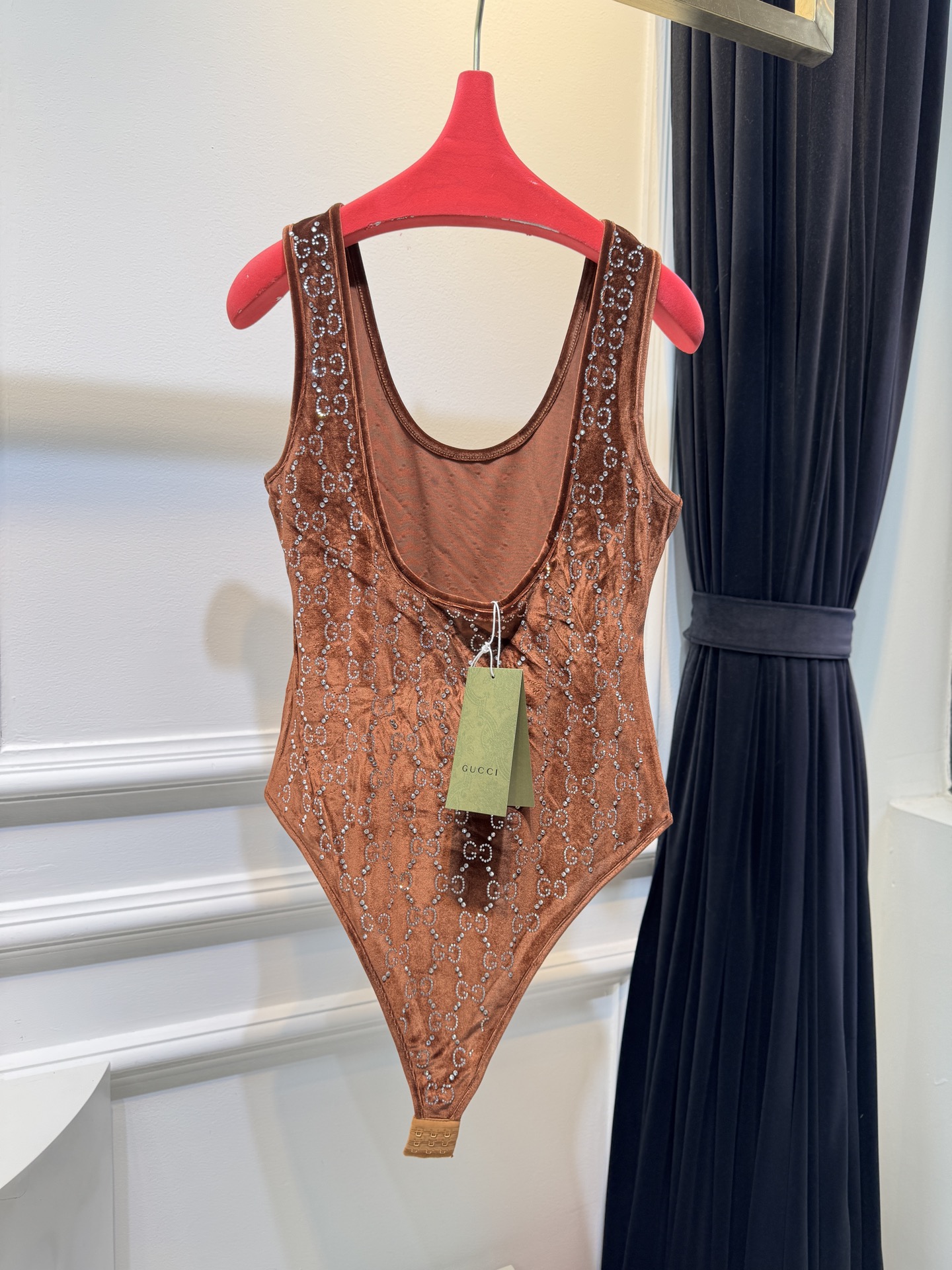 Gucc*GG水晶绳绒线连体衣，主体采用绳绒线丝绒面料，触感柔软且自带光泽感；衣身装饰有品牌经典的GG标