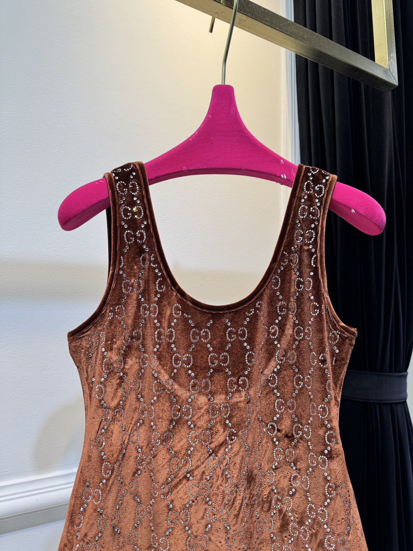 Gucc*GG水晶绳绒线连体衣，主体采用绳绒线丝绒面料，触感柔软且自带光泽感；衣身装饰有品牌经典的GG标