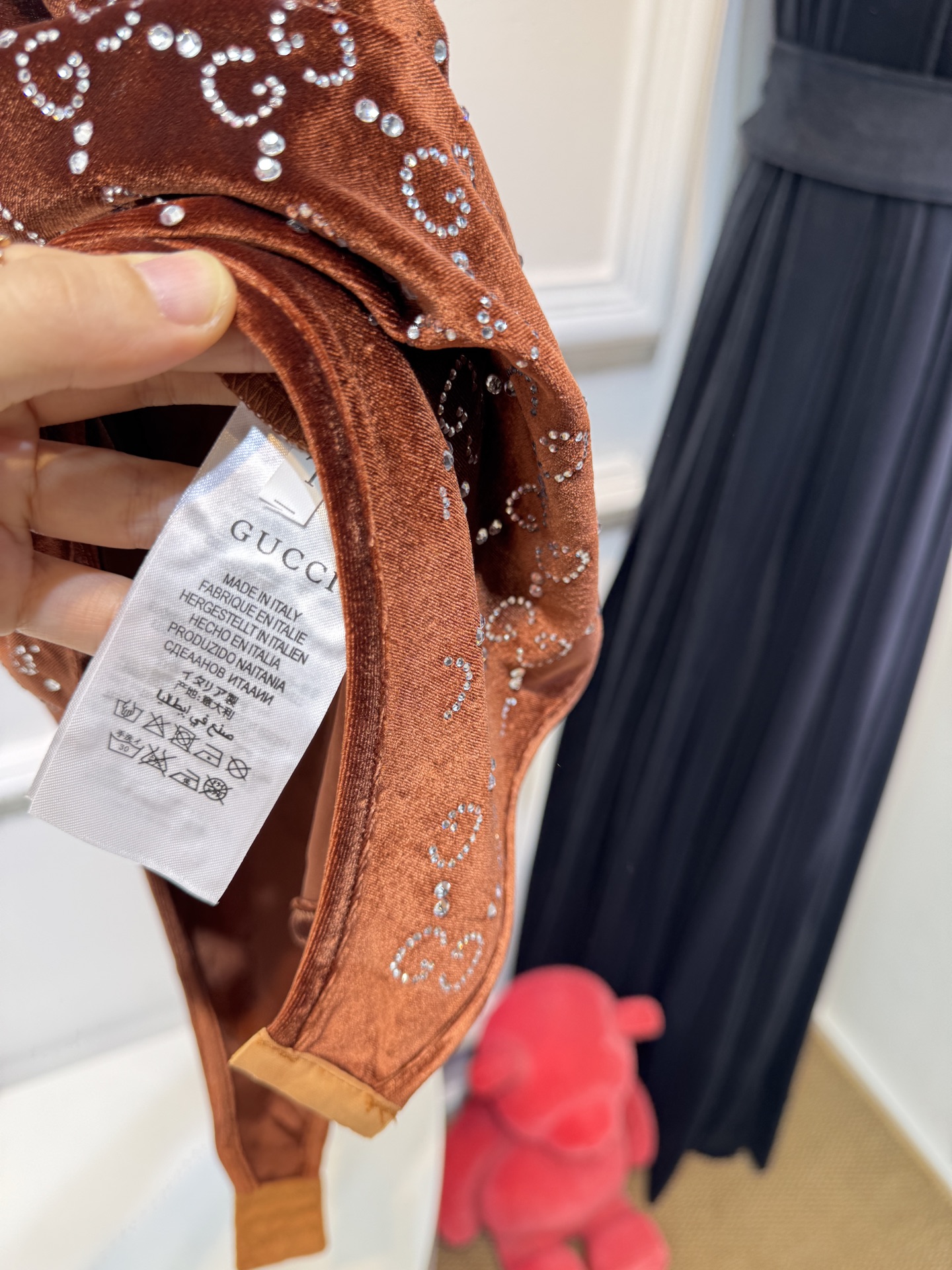 Gucc*GG水晶绳绒线连体衣，主体采用绳绒线丝绒面料，触感柔软且自带光泽感；衣身装饰有品牌经典的GG标