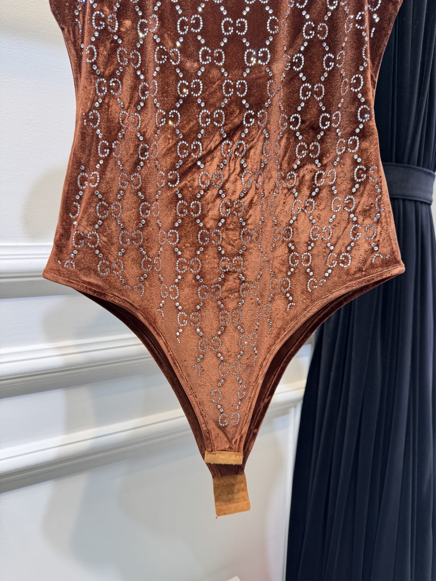 Gucc*GG水晶绳绒线连体衣，主体采用绳绒线丝绒面料，触感柔软且自带光泽感；衣身装饰有品牌经典的GG标