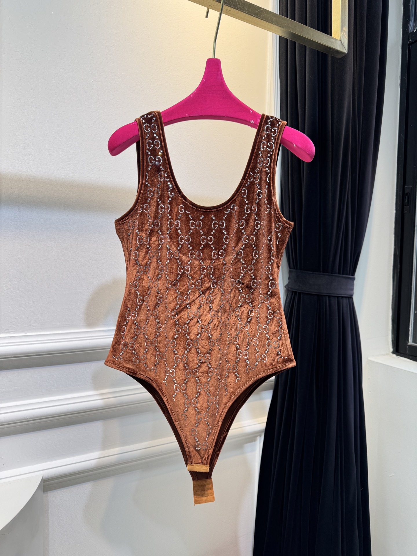 Gucc*GG水晶绳绒线连体衣，主体采用绳绒线丝绒面料，触感柔软且自带光泽感；衣身装饰有品牌经典的GG标