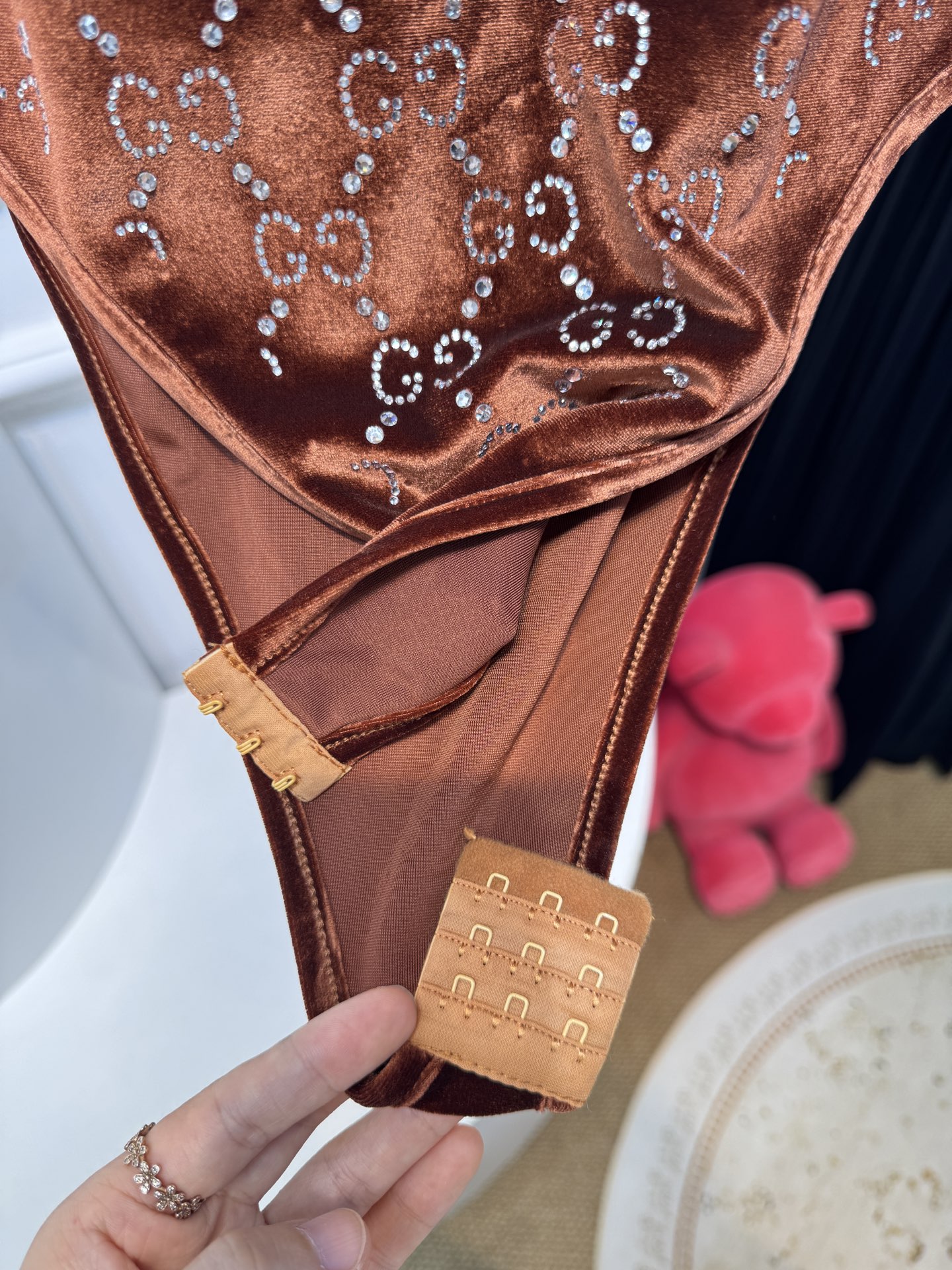 Gucc*GG水晶绳绒线连体衣，主体采用绳绒线丝绒面料，触感柔软且自带光泽感；衣身装饰有品牌经典的GG标