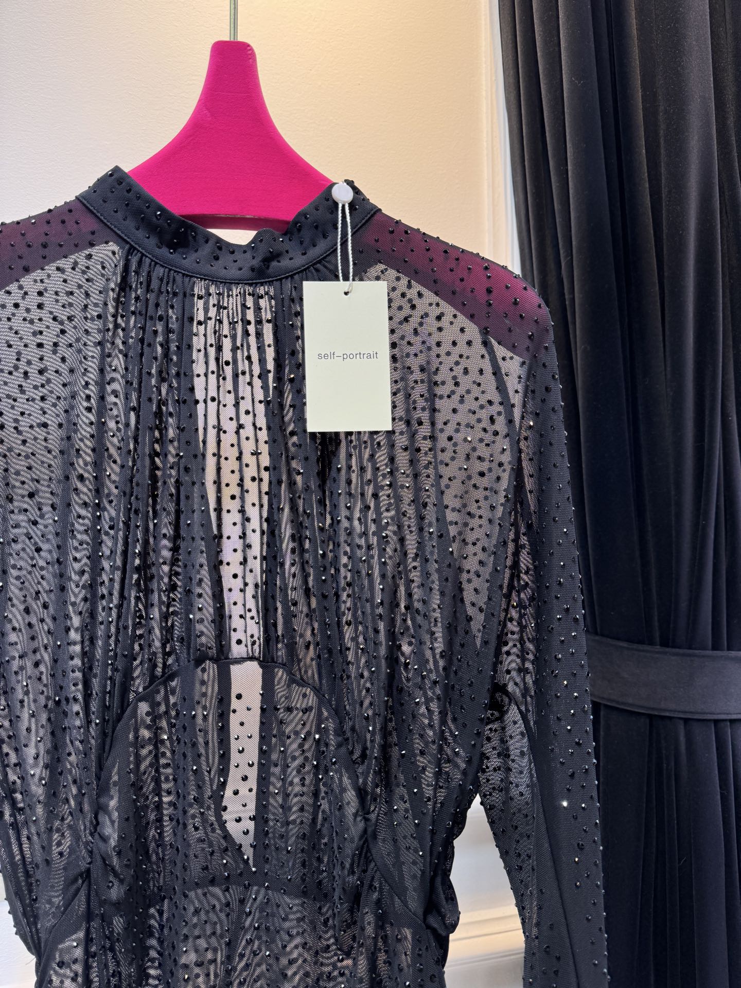 self-portrait重工烫钻透视网纱上衣采用轻薄的透视网纱面料，全身满铺闪钻/烫钻装饰，在光线下有