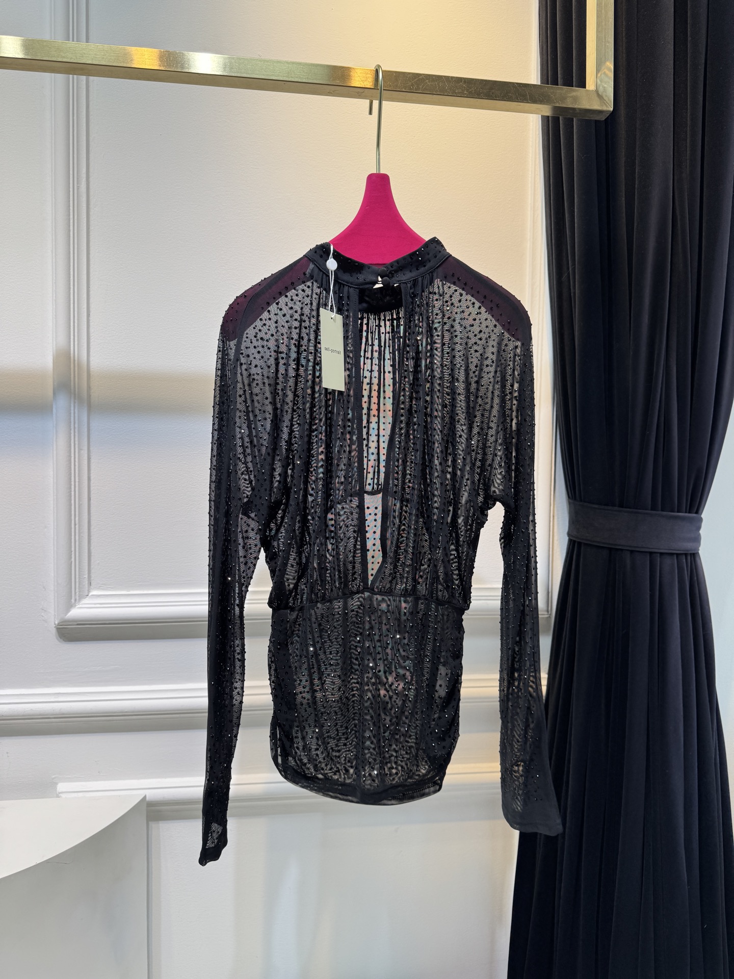 self-portrait重工烫钻透视网纱上衣采用轻薄的透视网纱面料，全身满铺闪钻/烫钻装饰，在光线下有