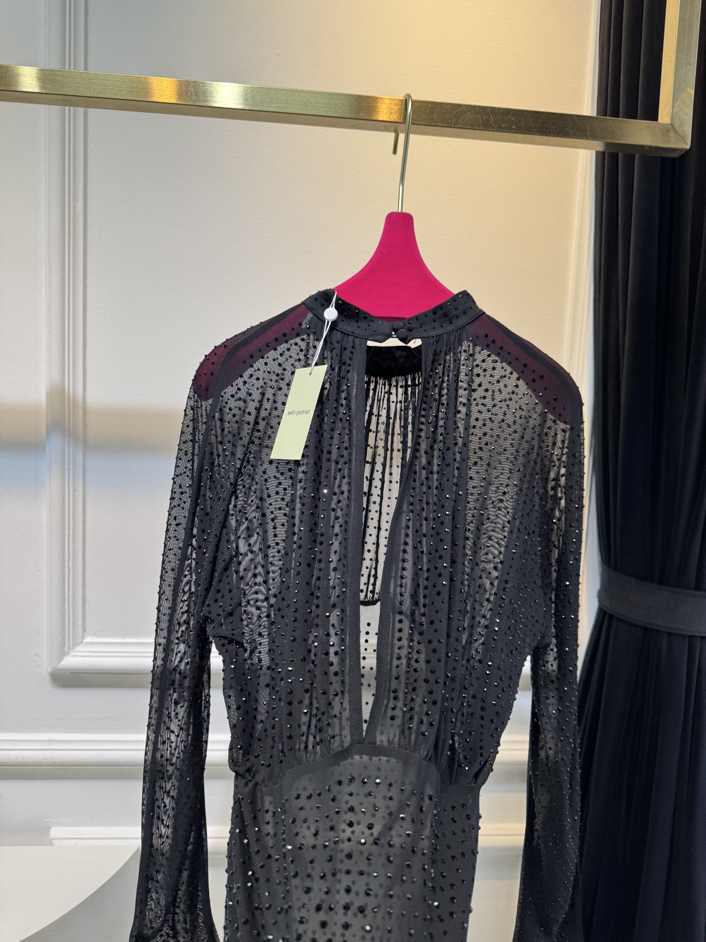 self-portrait重工烫钻透视网纱上衣采用轻薄的透视网纱面料，全身满铺闪钻/烫钻装饰，在光线下有