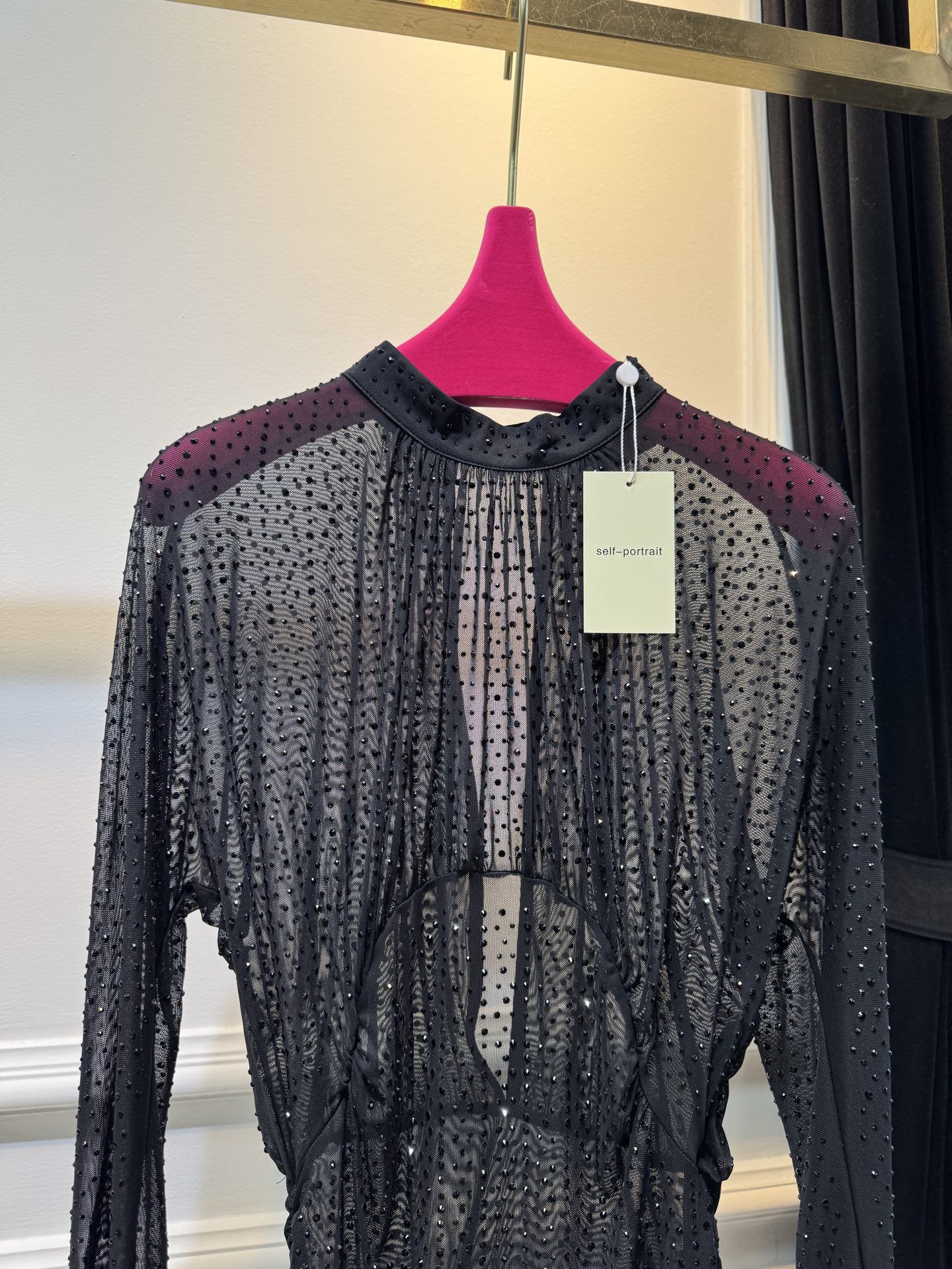 self-portrait重工烫钻透视网纱上衣采用轻薄的透视网纱面料，全身满铺闪钻/烫钻装饰，在光线下有