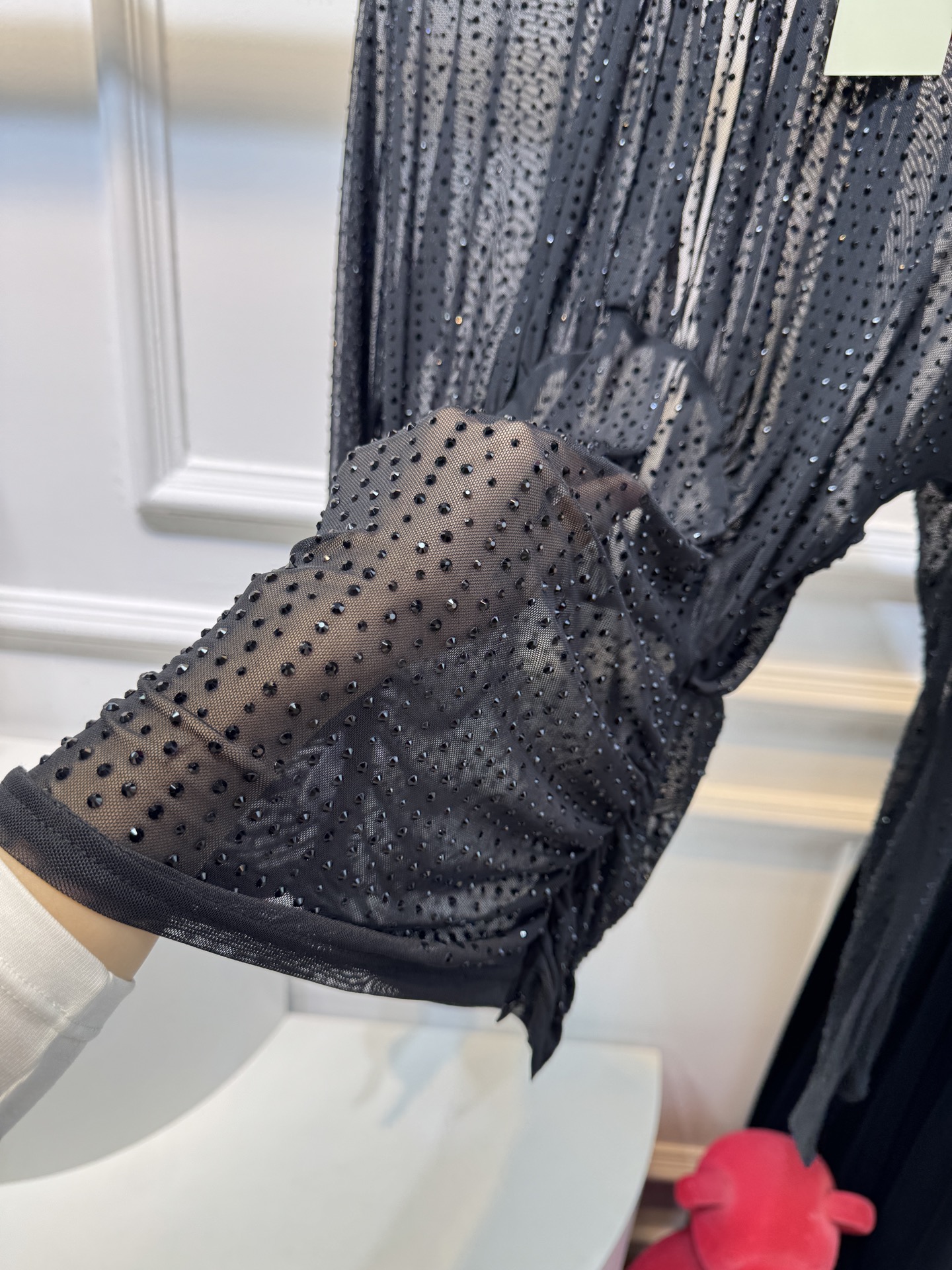 self-portrait重工烫钻透视网纱上衣采用轻薄的透视网纱面料，全身满铺闪钻/烫钻装饰，在光线下有