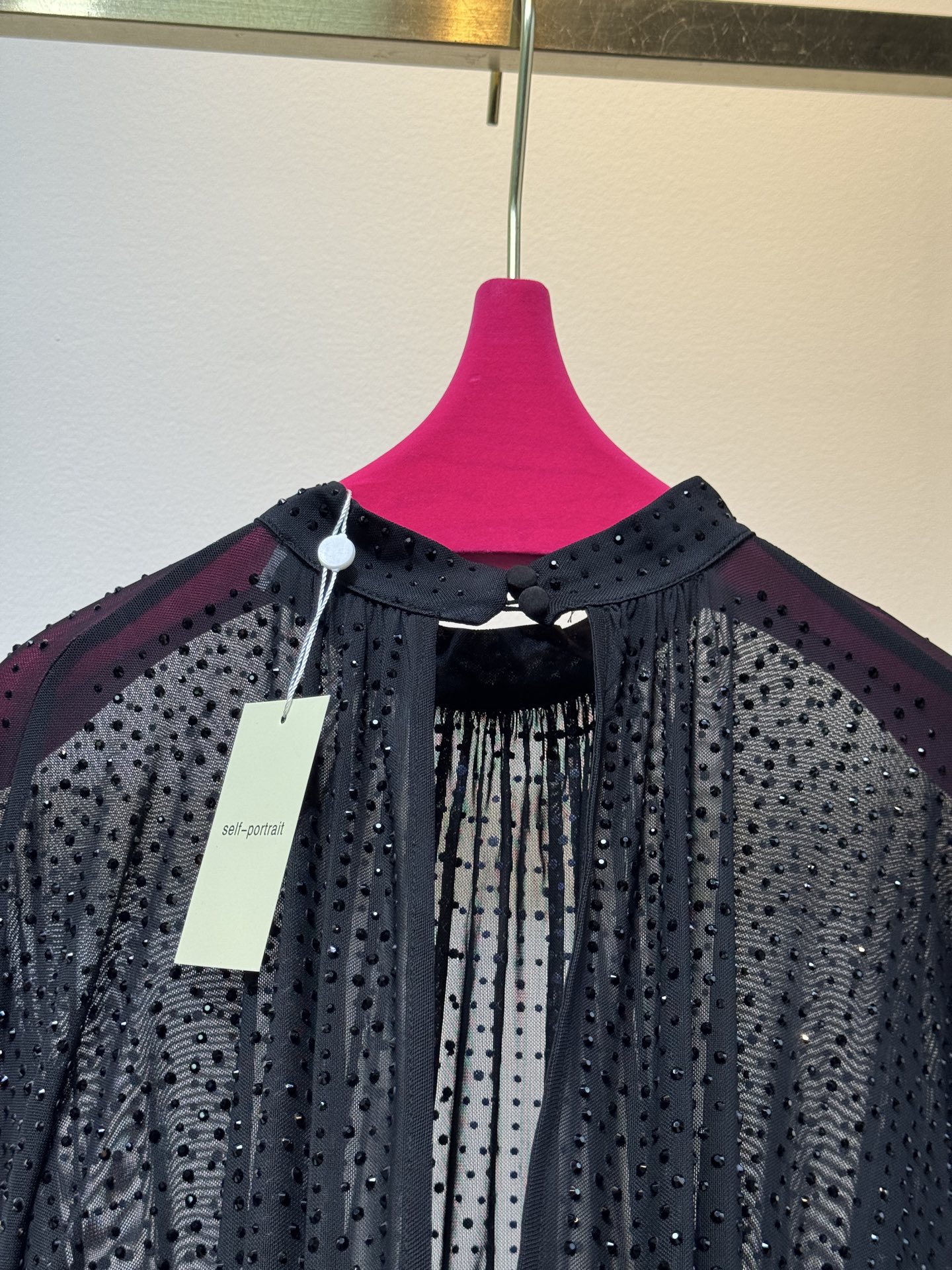 self-portrait重工烫钻透视网纱上衣采用轻薄的透视网纱面料，全身满铺闪钻/烫钻装饰，在光线下有