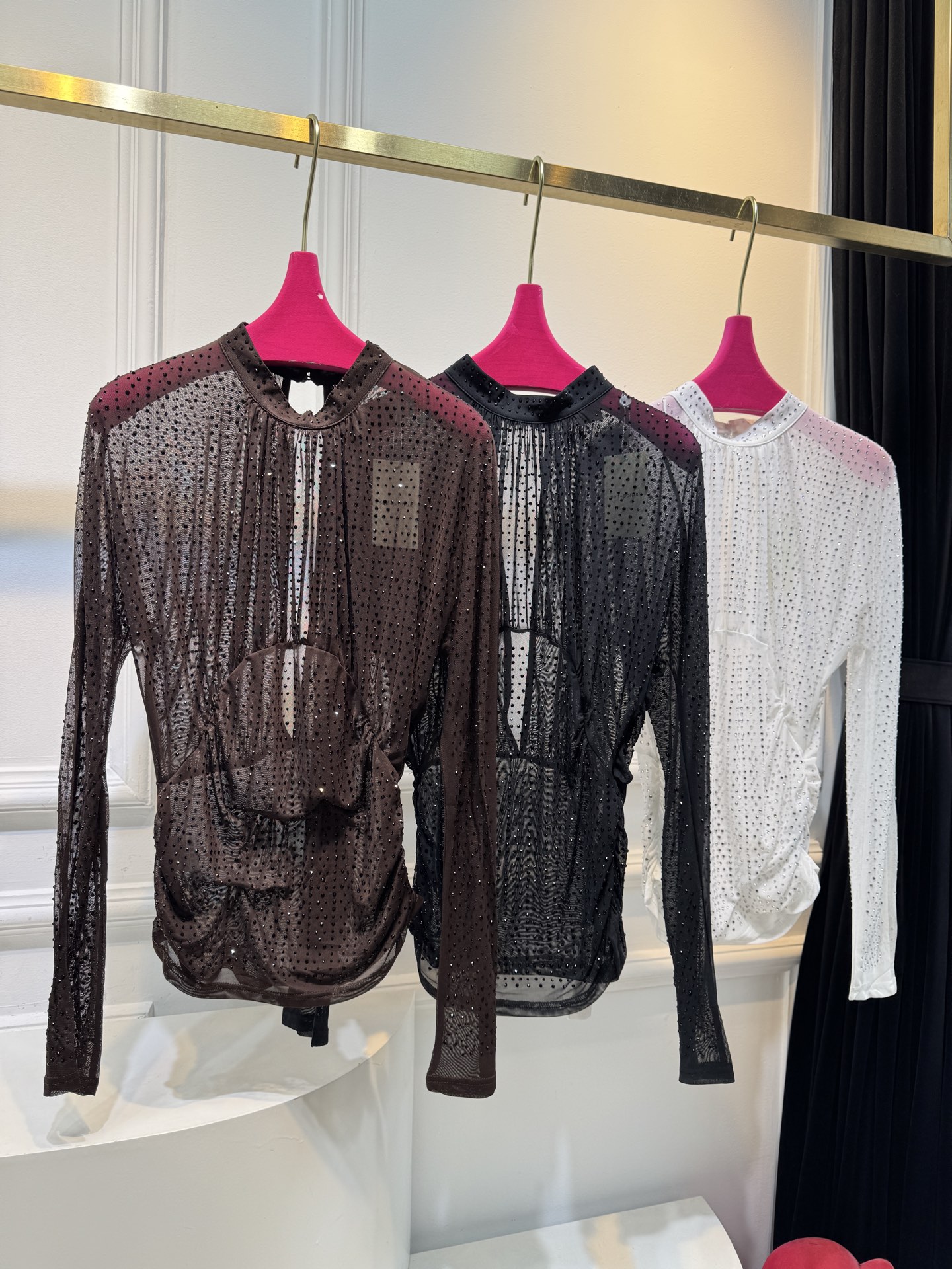 self-portrait重工烫钻透视网纱上衣采用轻薄的透视网纱面料，全身满铺闪钻/烫钻装饰，在光线下有