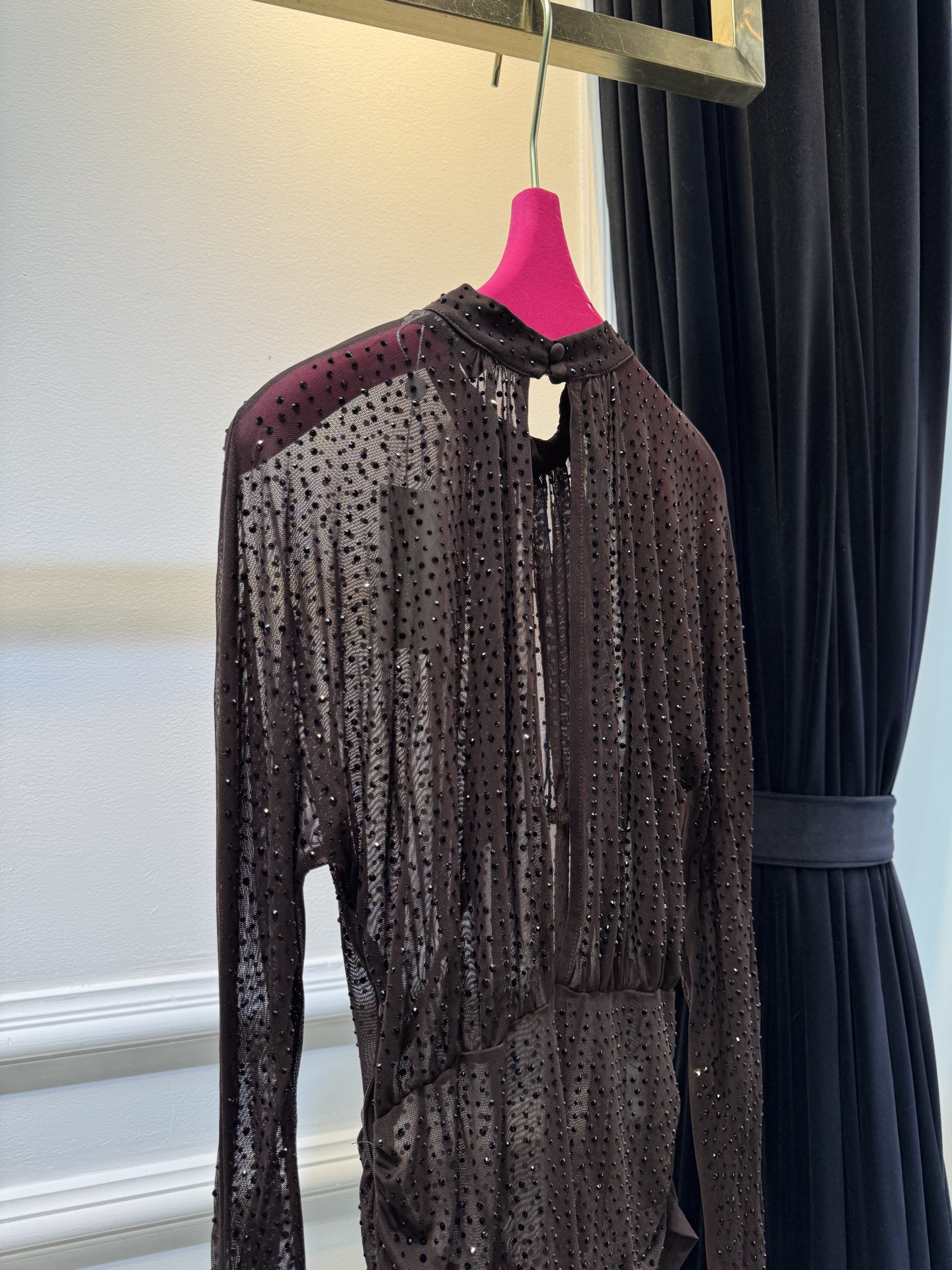 self-portrait重工烫钻透视网纱上衣采用轻薄的透视网纱面料，全身满铺闪钻/烫钻装饰，在光线下有