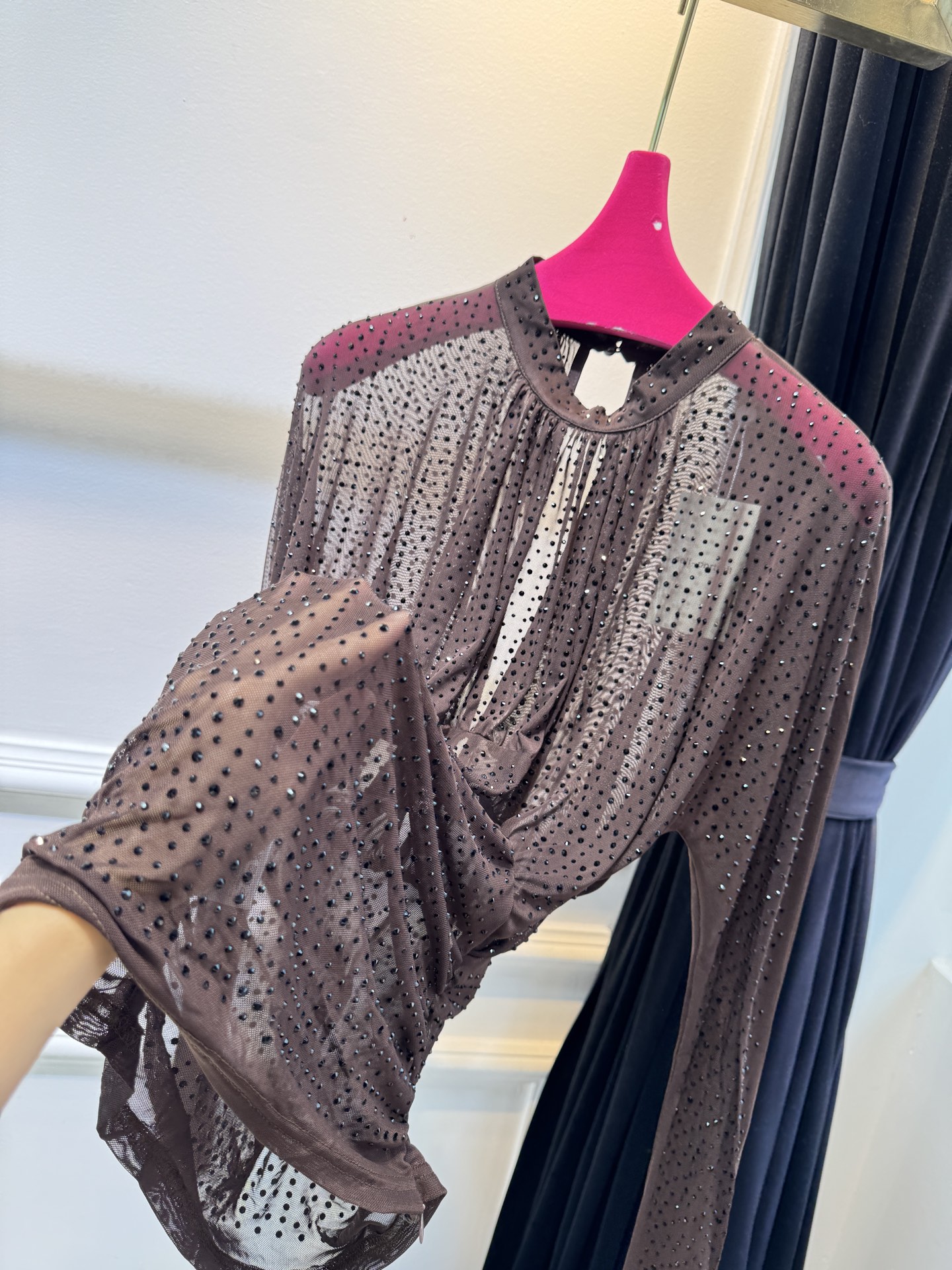 self-portrait重工烫钻透视网纱上衣采用轻薄的透视网纱面料，全身满铺闪钻/烫钻装饰，在光线下有