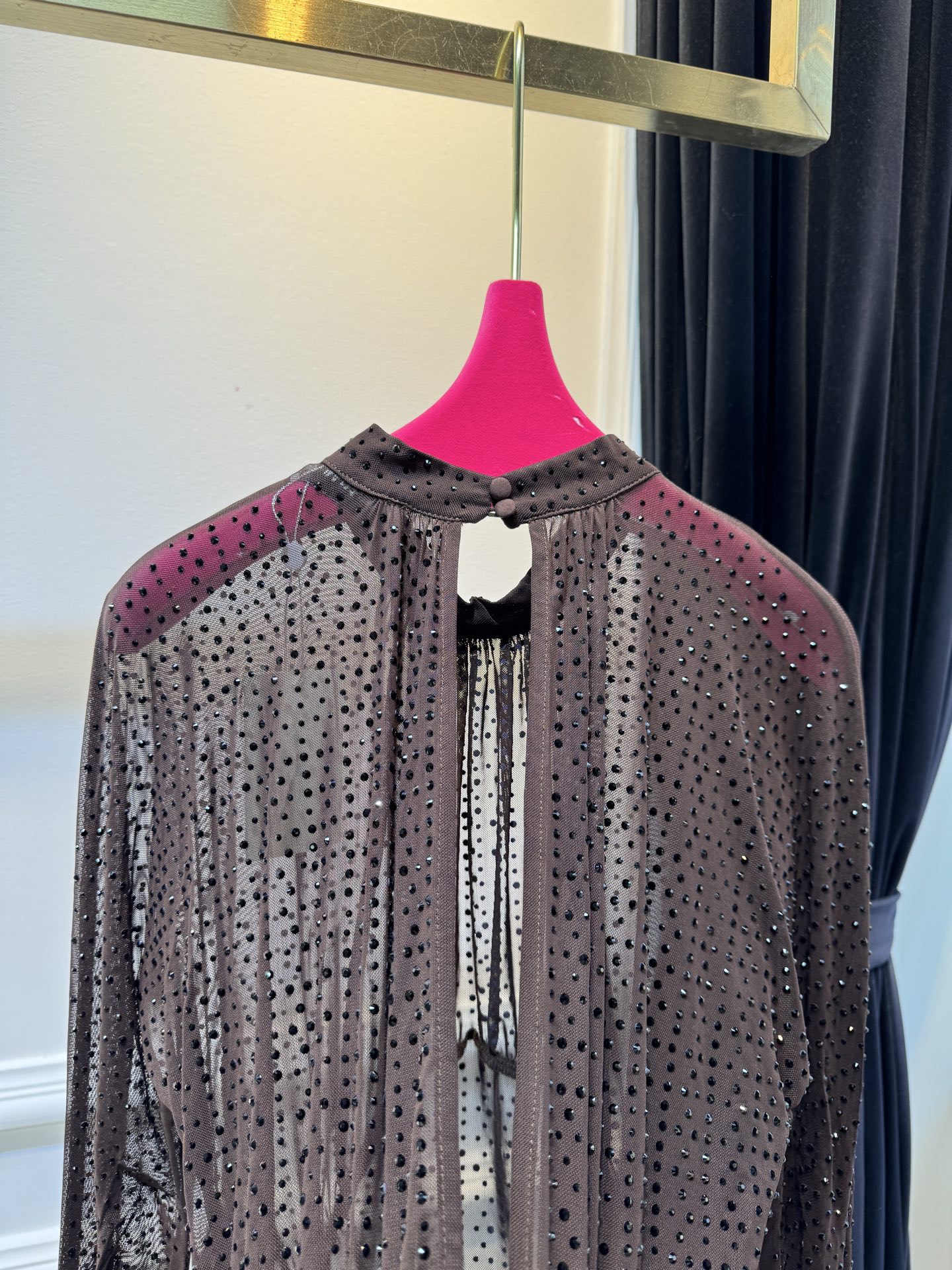 self-portrait重工烫钻透视网纱上衣采用轻薄的透视网纱面料，全身满铺闪钻/烫钻装饰，在光线下有