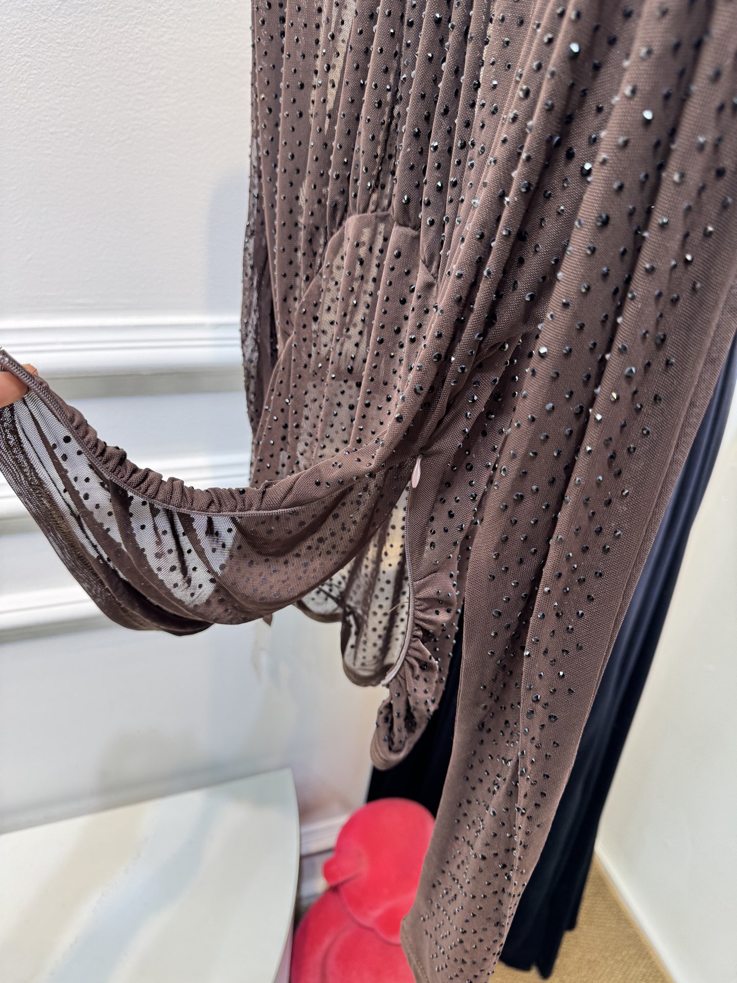 self-portrait重工烫钻透视网纱上衣采用轻薄的透视网纱面料，全身满铺闪钻/烫钻装饰，在光线下有