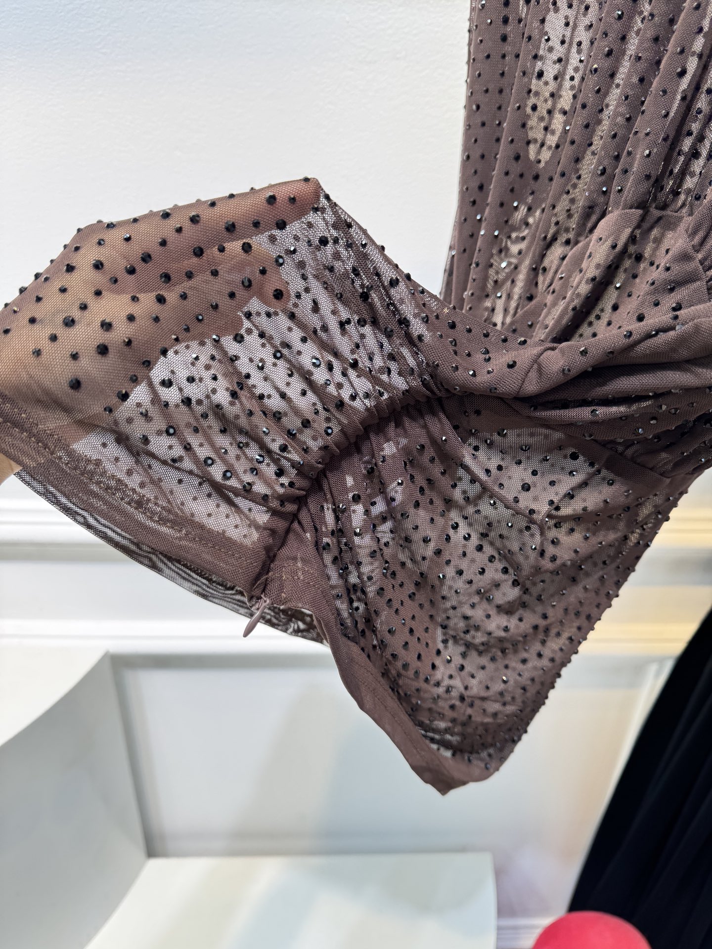 self-portrait重工烫钻透视网纱上衣采用轻薄的透视网纱面料，全身满铺闪钻/烫钻装饰，在光线下有