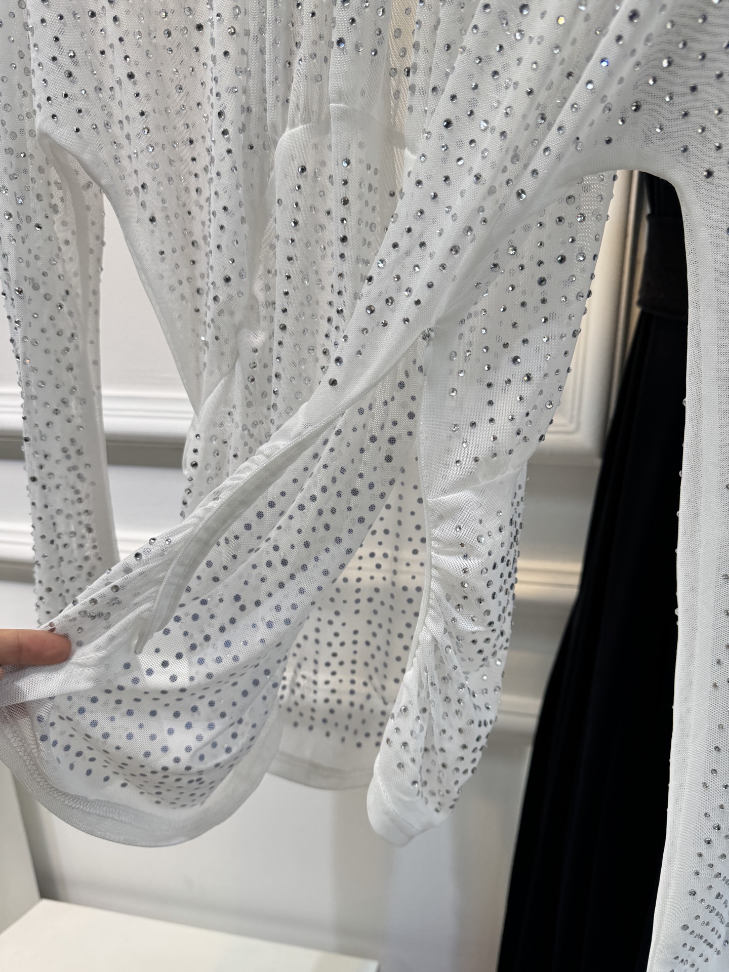self-portrait重工烫钻透视网纱上衣采用轻薄的透视网纱面料，全身满铺闪钻/烫钻装饰，在光线下有