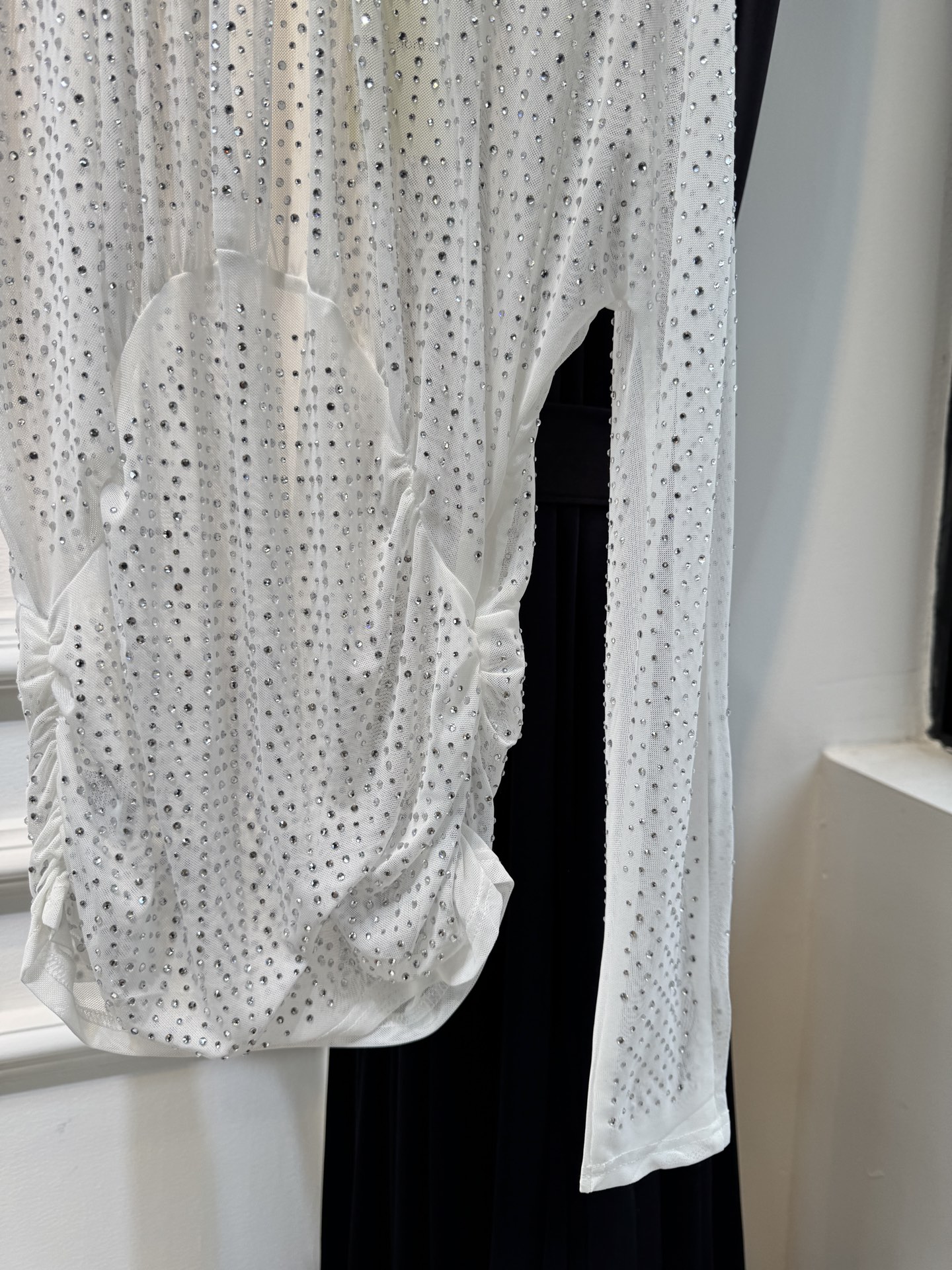 self-portrait重工烫钻透视网纱上衣采用轻薄的透视网纱面料，全身满铺闪钻/烫钻装饰，在光线下有