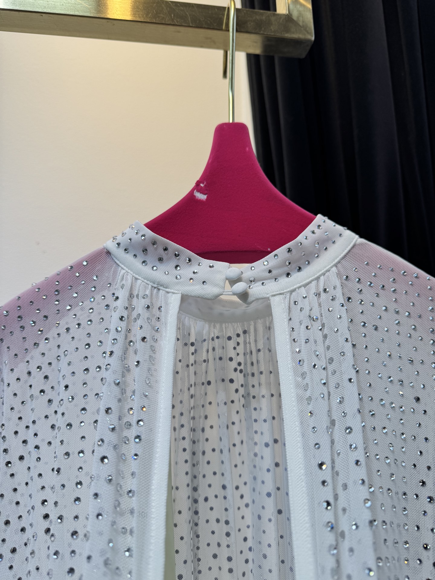 self-portrait重工烫钻透视网纱上衣采用轻薄的透视网纱面料，全身满铺闪钻/烫钻装饰，在光线下有