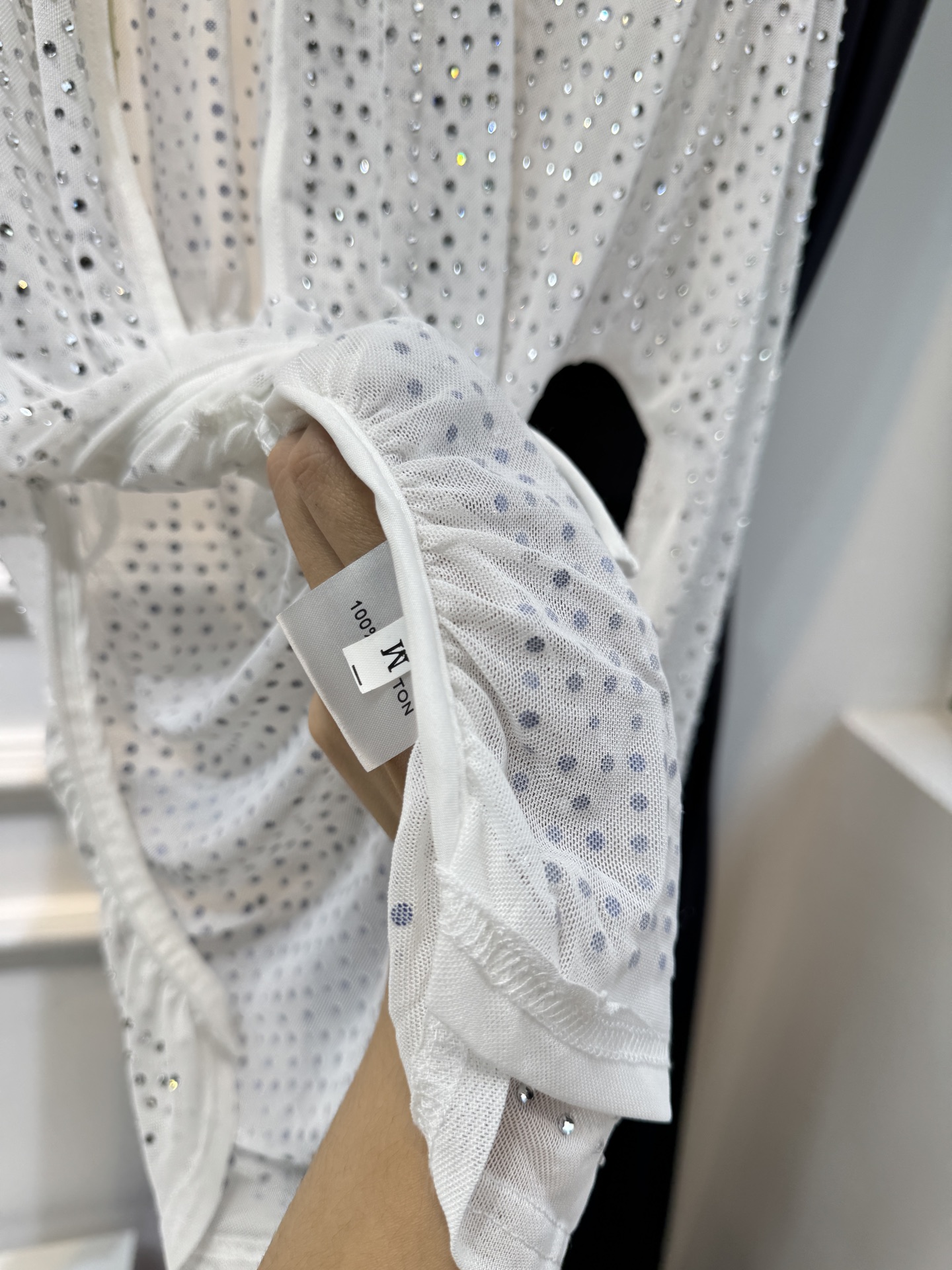 self-portrait重工烫钻透视网纱上衣采用轻薄的透视网纱面料，全身满铺闪钻/烫钻装饰，在光线下有