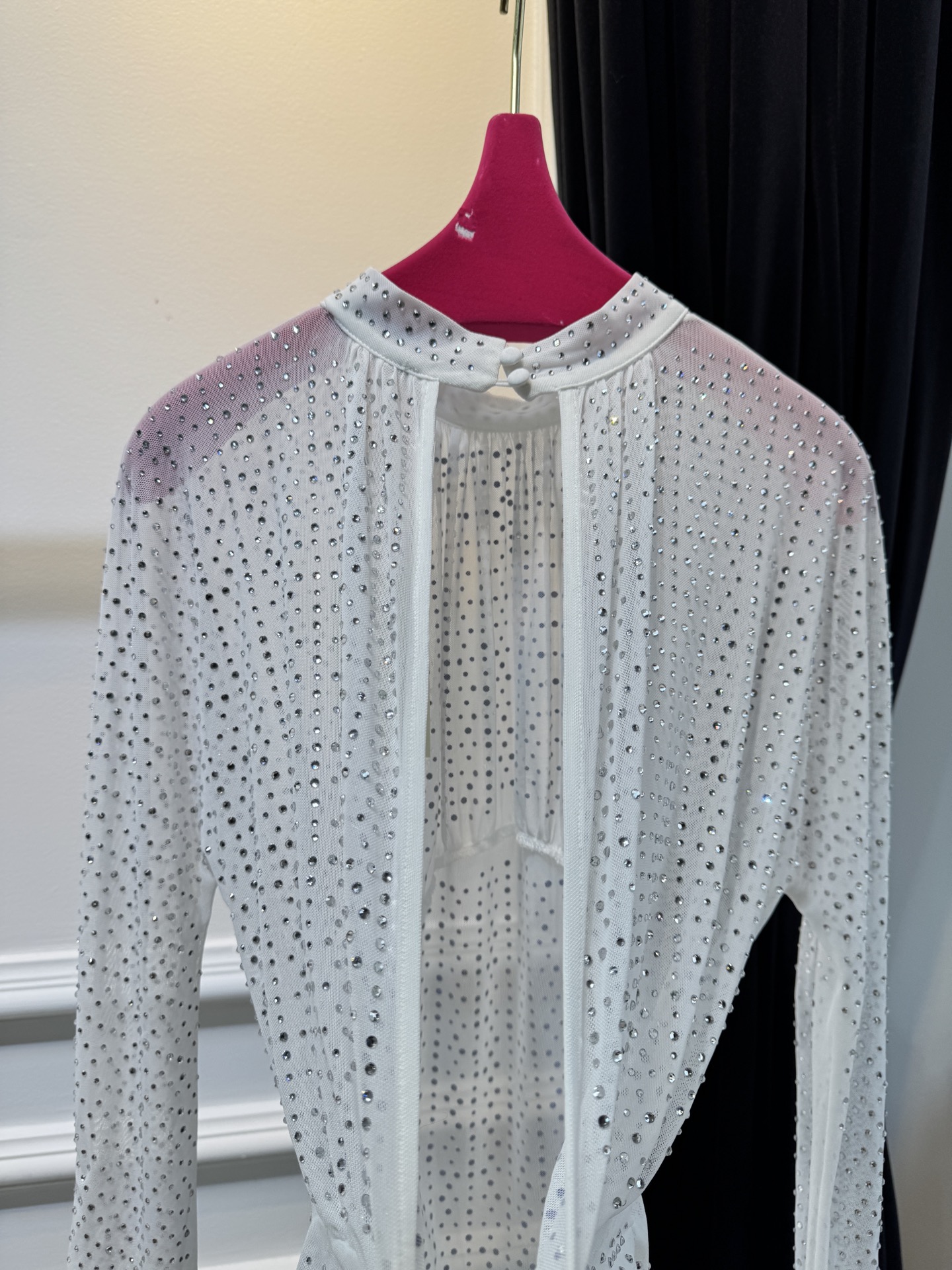 self-portrait重工烫钻透视网纱上衣采用轻薄的透视网纱面料，全身满铺闪钻/烫钻装饰，在光线下有