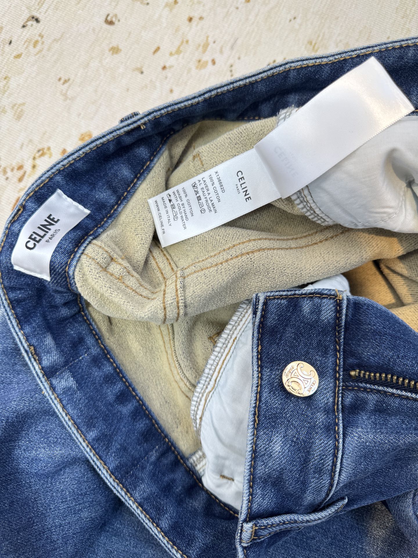 celi*加绒牛仔裤，后口袋刺绣，质感柔软这款牛仔裤是复古风宽松喇叭裤，经典蓝色水洗面料，后腰黄色皮革腰