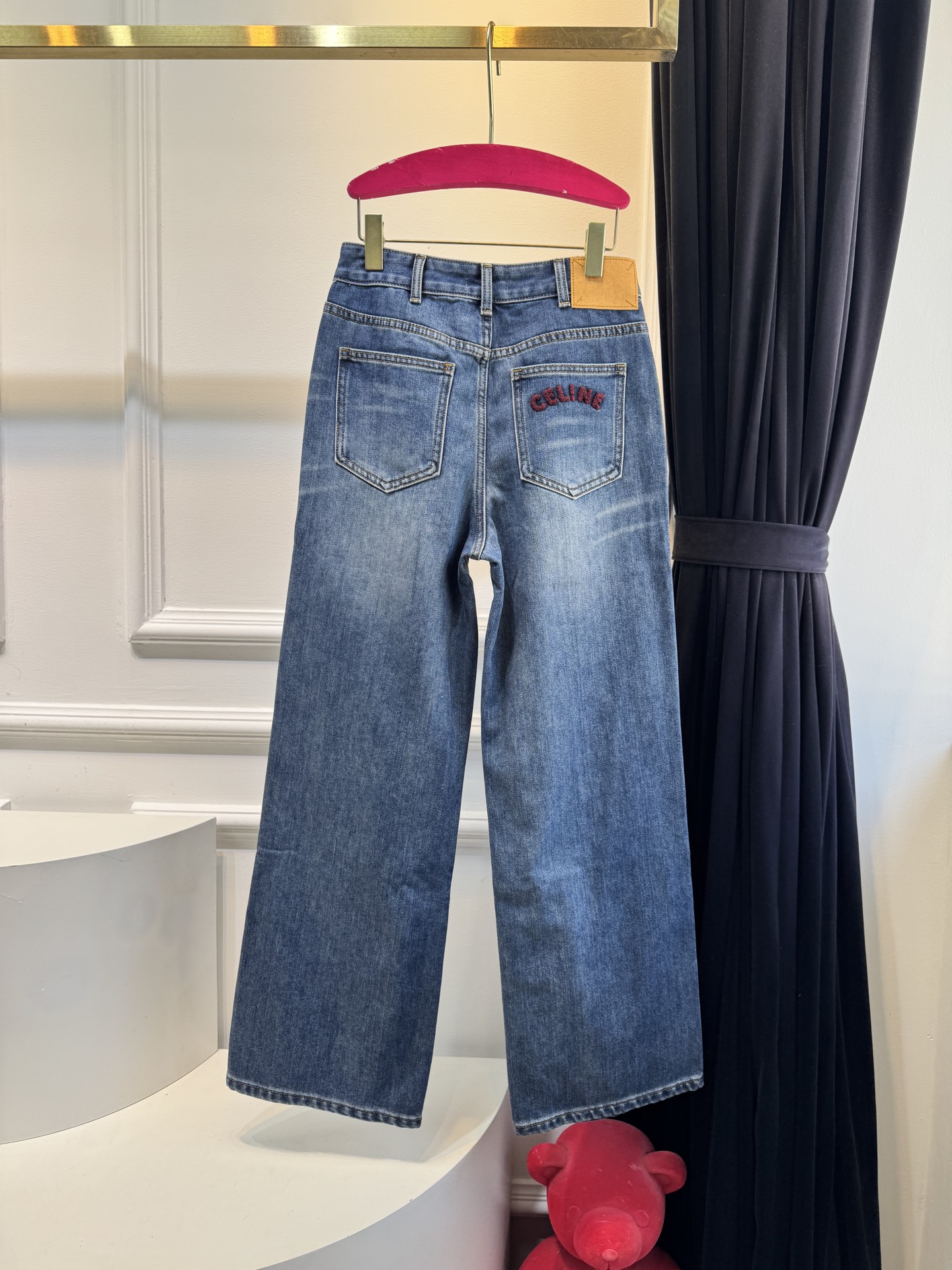 celi*加绒牛仔裤，后口袋刺绣，质感柔软这款牛仔裤是复古风宽松喇叭裤，经典蓝色水洗面料，后腰黄色皮革腰