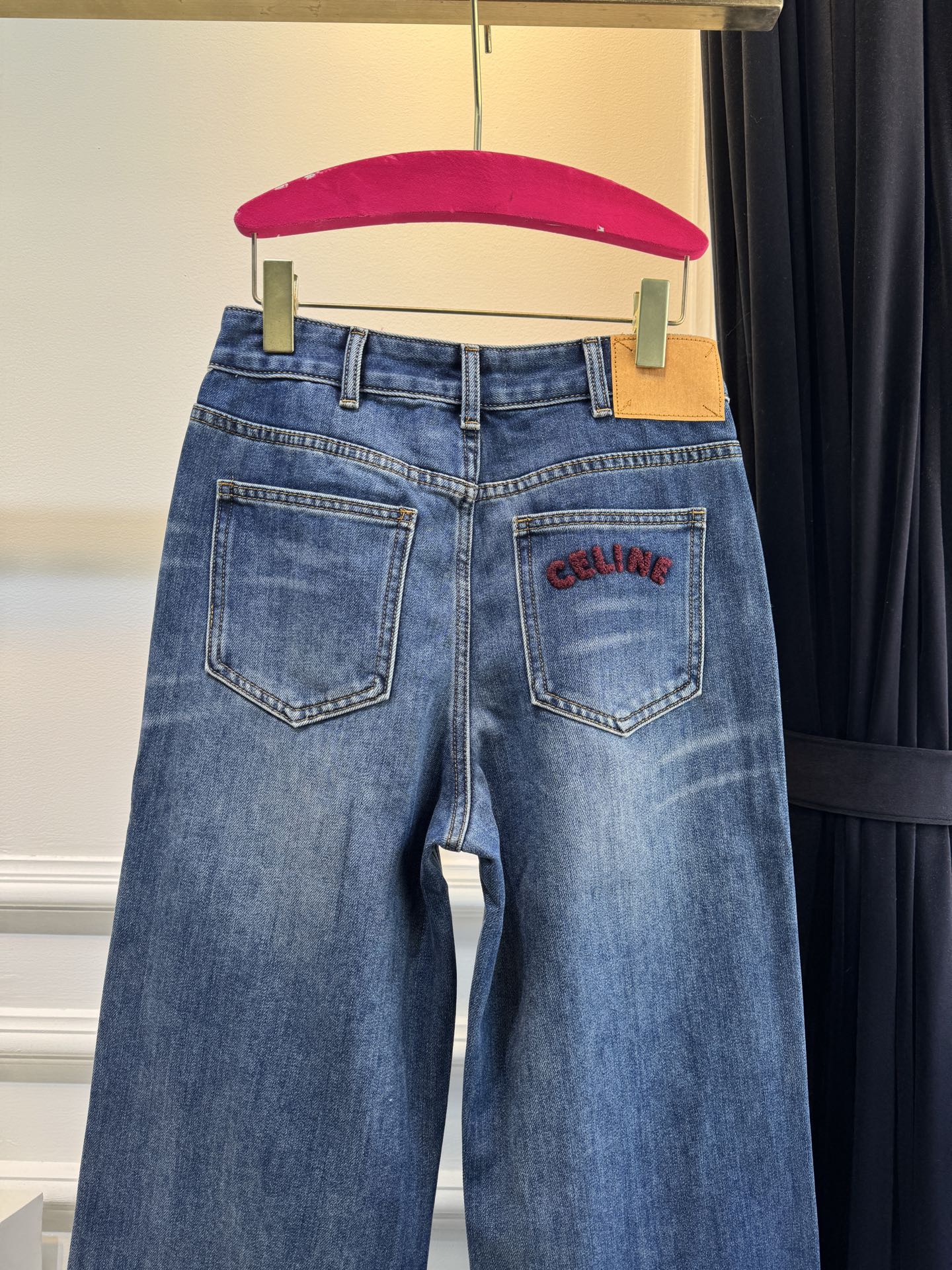 celi*加绒牛仔裤，后口袋刺绣，质感柔软这款牛仔裤是复古风宽松喇叭裤，经典蓝色水洗面料，后腰黄色皮革腰