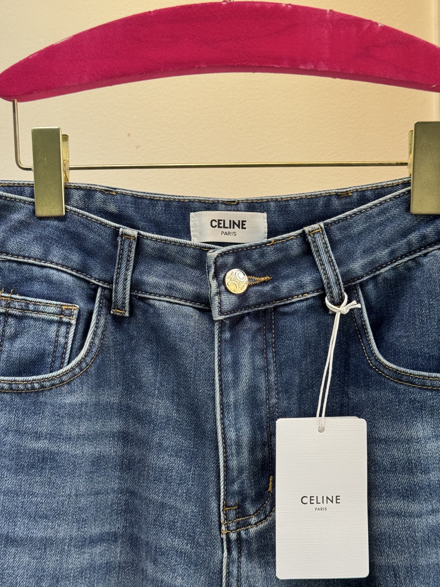 celi*加绒牛仔裤，后口袋刺绣，质感柔软这款牛仔裤是复古风宽松喇叭裤，经典蓝色水洗面料，后腰黄色皮革腰