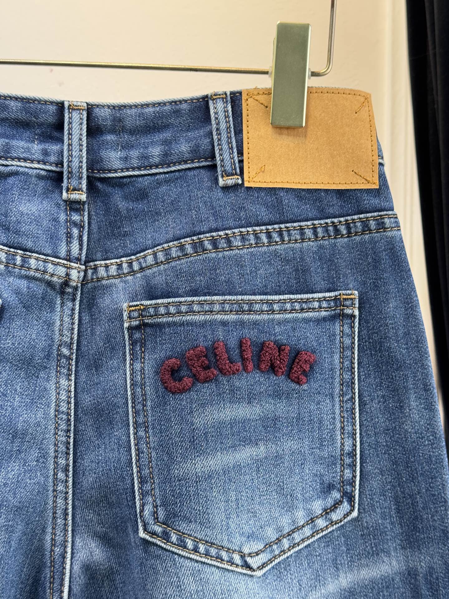 celi*加绒牛仔裤，后口袋刺绣，质感柔软这款牛仔裤是复古风宽松喇叭裤，经典蓝色水洗面料，后腰黄色皮革腰