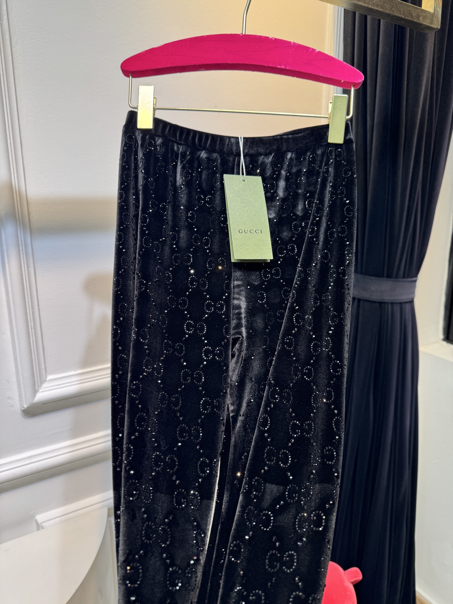 gucc*烫钻打底裤实物比图片还好看！黑色显瘦，灰色洋气，焦糖色超显白，丝绒面料软乎乎的，烫钻细节很精致