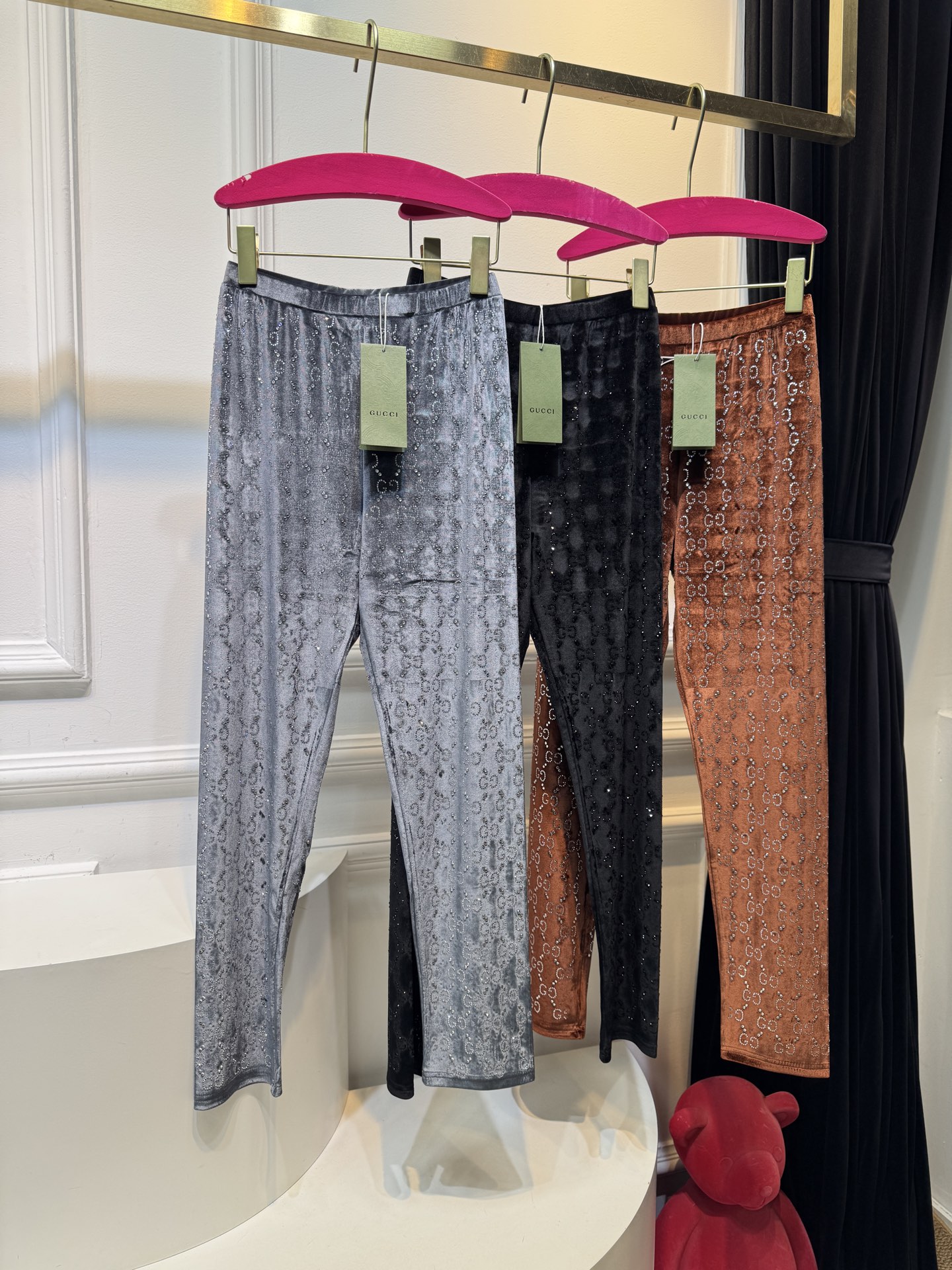 gucc*烫钻打底裤实物比图片还好看！黑色显瘦，灰色洋气，焦糖色超显白，丝绒面料软乎乎的，烫钻细节很精致