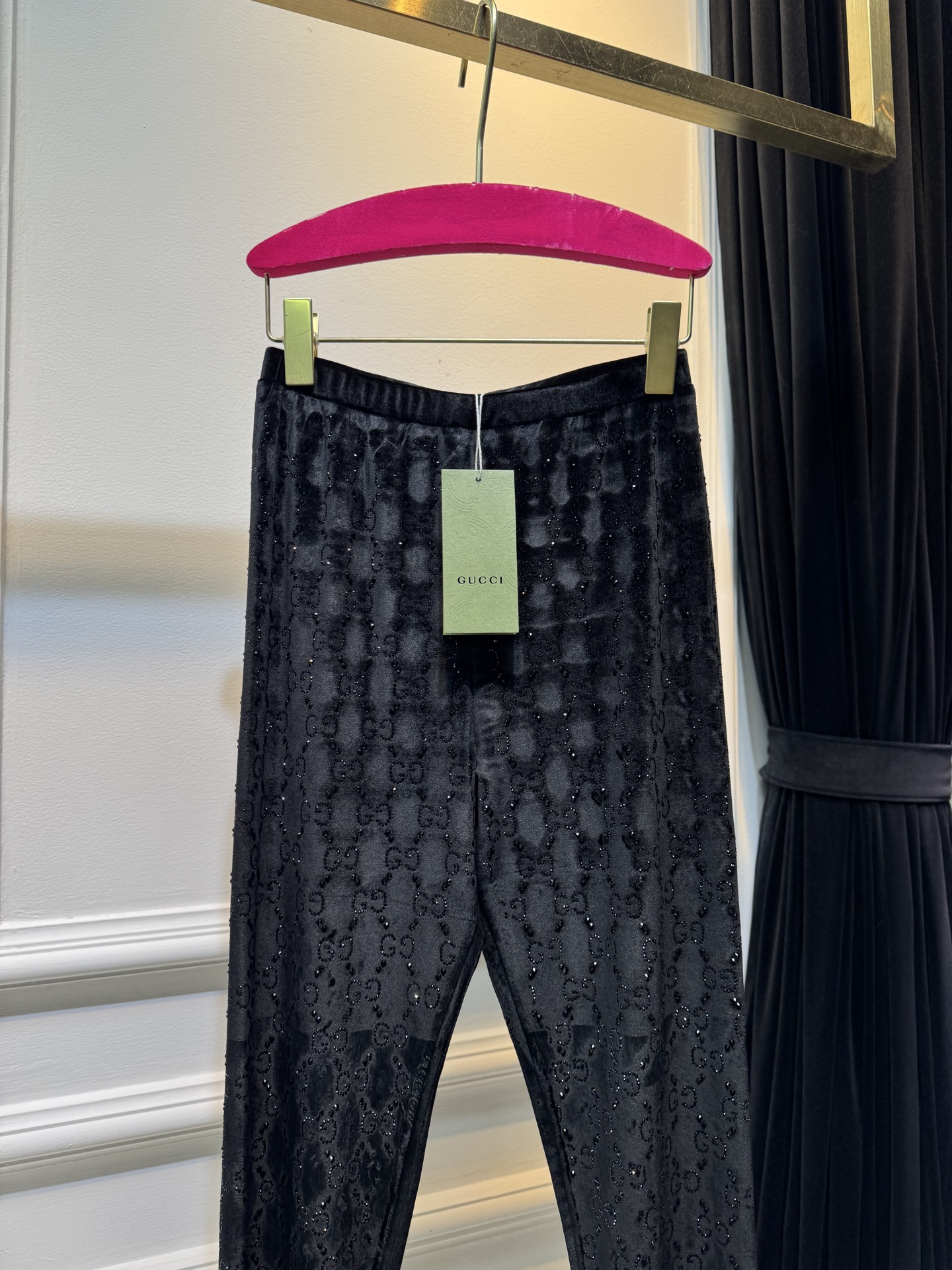 gucc*烫钻打底裤实物比图片还好看！黑色显瘦，灰色洋气，焦糖色超显白，丝绒面料软乎乎的，烫钻细节很精致