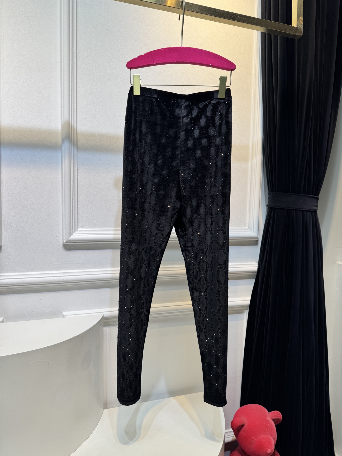 gucc*烫钻打底裤实物比图片还好看！黑色显瘦，灰色洋气，焦糖色超显白，丝绒面料软乎乎的，烫钻细节很精致