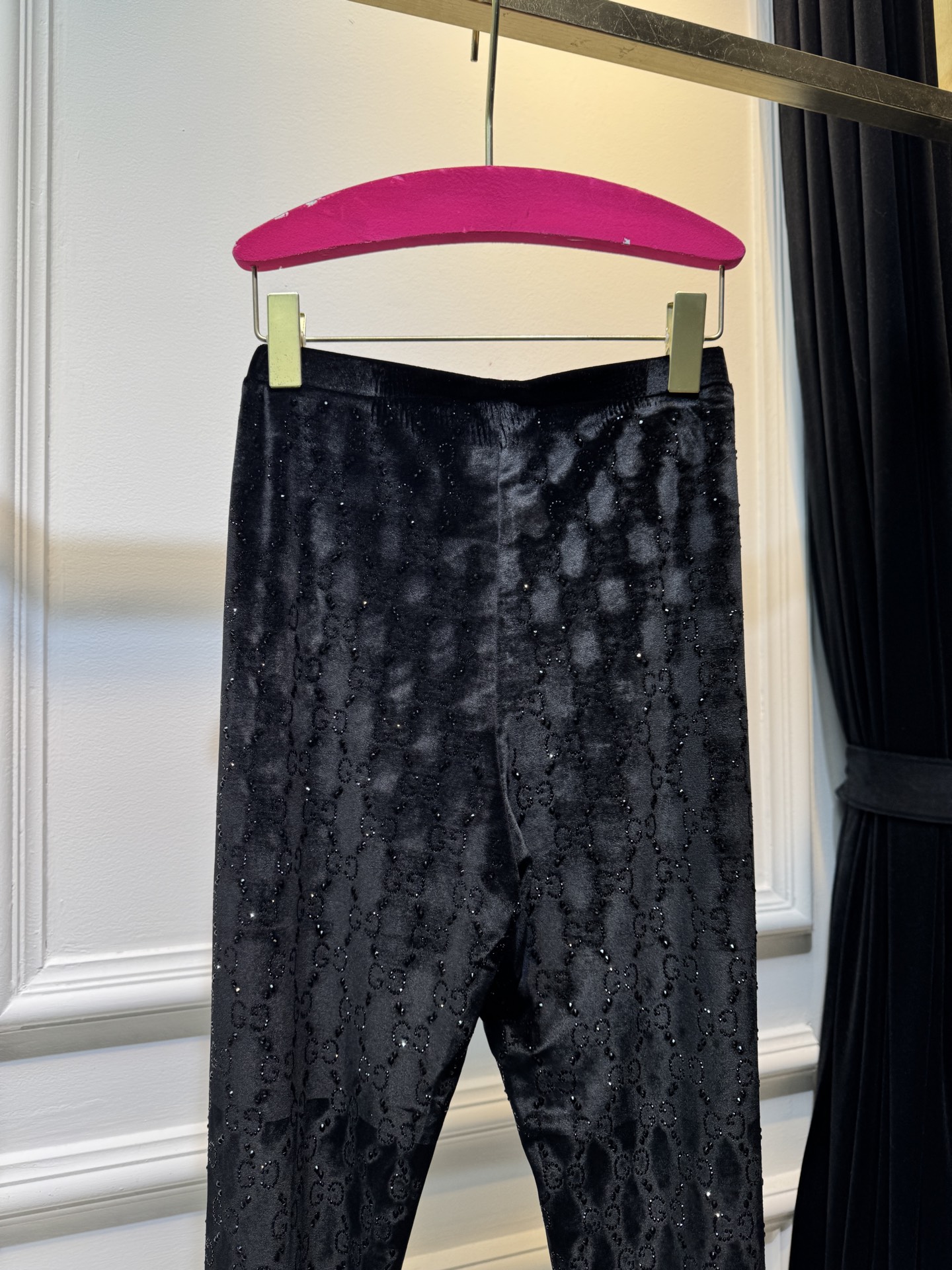 gucc*烫钻打底裤实物比图片还好看！黑色显瘦，灰色洋气，焦糖色超显白，丝绒面料软乎乎的，烫钻细节很精致