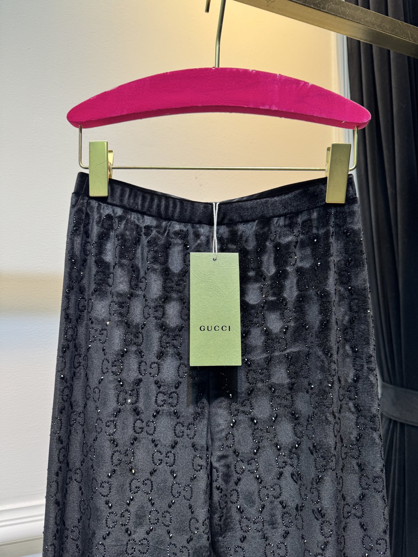 gucc*烫钻打底裤实物比图片还好看！黑色显瘦，灰色洋气，焦糖色超显白，丝绒面料软乎乎的，烫钻细节很精致