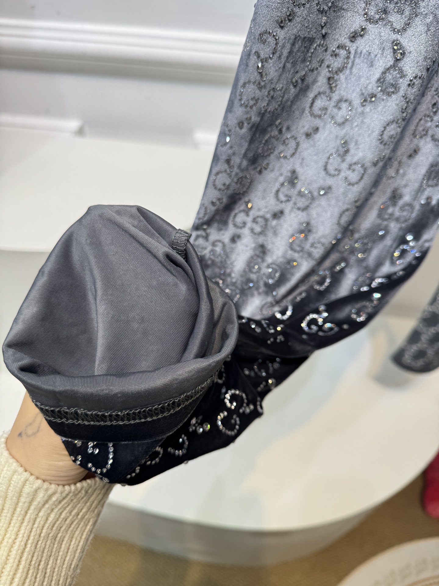 gucc*烫钻打底裤实物比图片还好看！黑色显瘦，灰色洋气，焦糖色超显白，丝绒面料软乎乎的，烫钻细节很精致