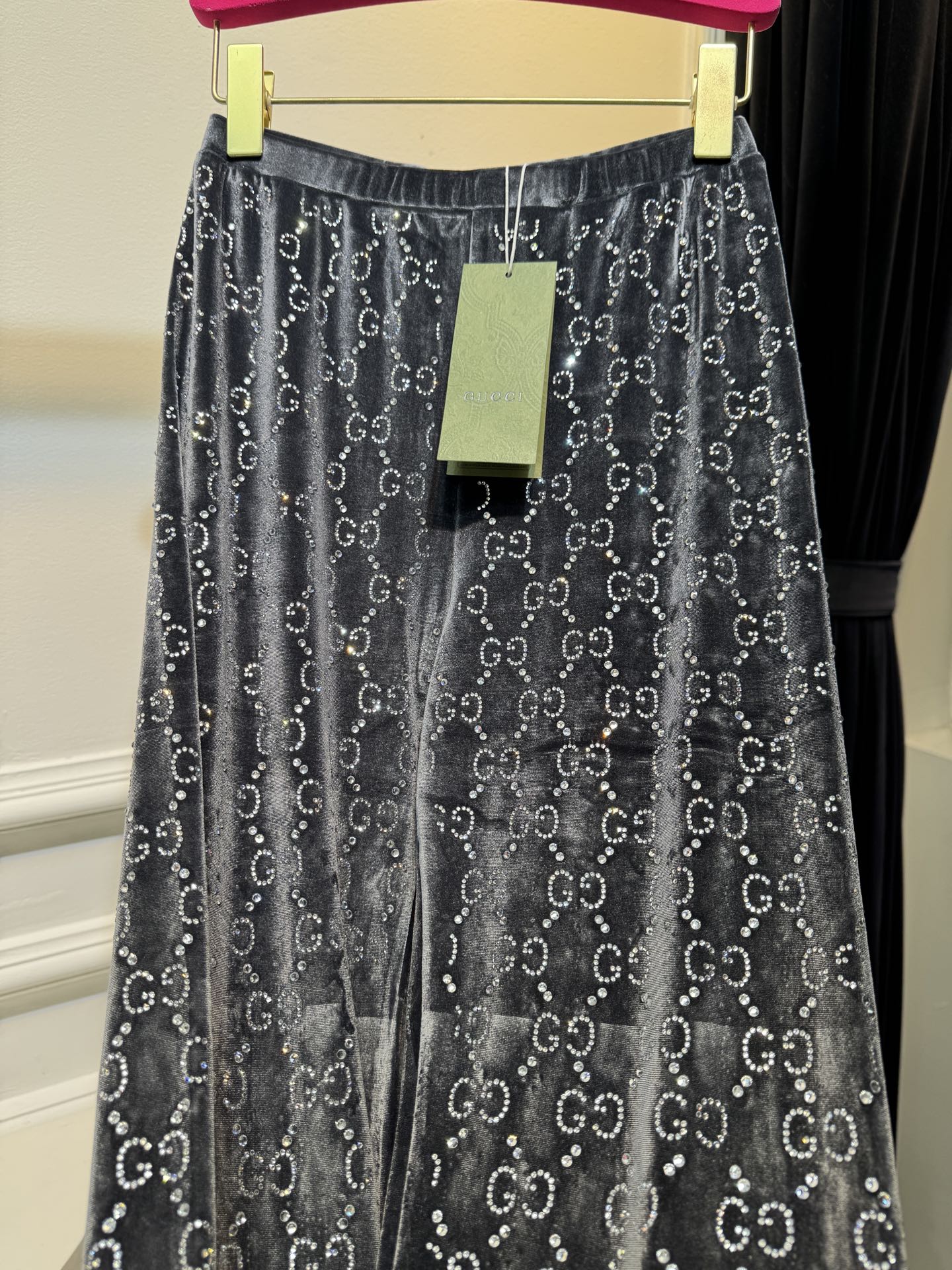 gucc*烫钻打底裤实物比图片还好看！黑色显瘦，灰色洋气，焦糖色超显白，丝绒面料软乎乎的，烫钻细节很精致