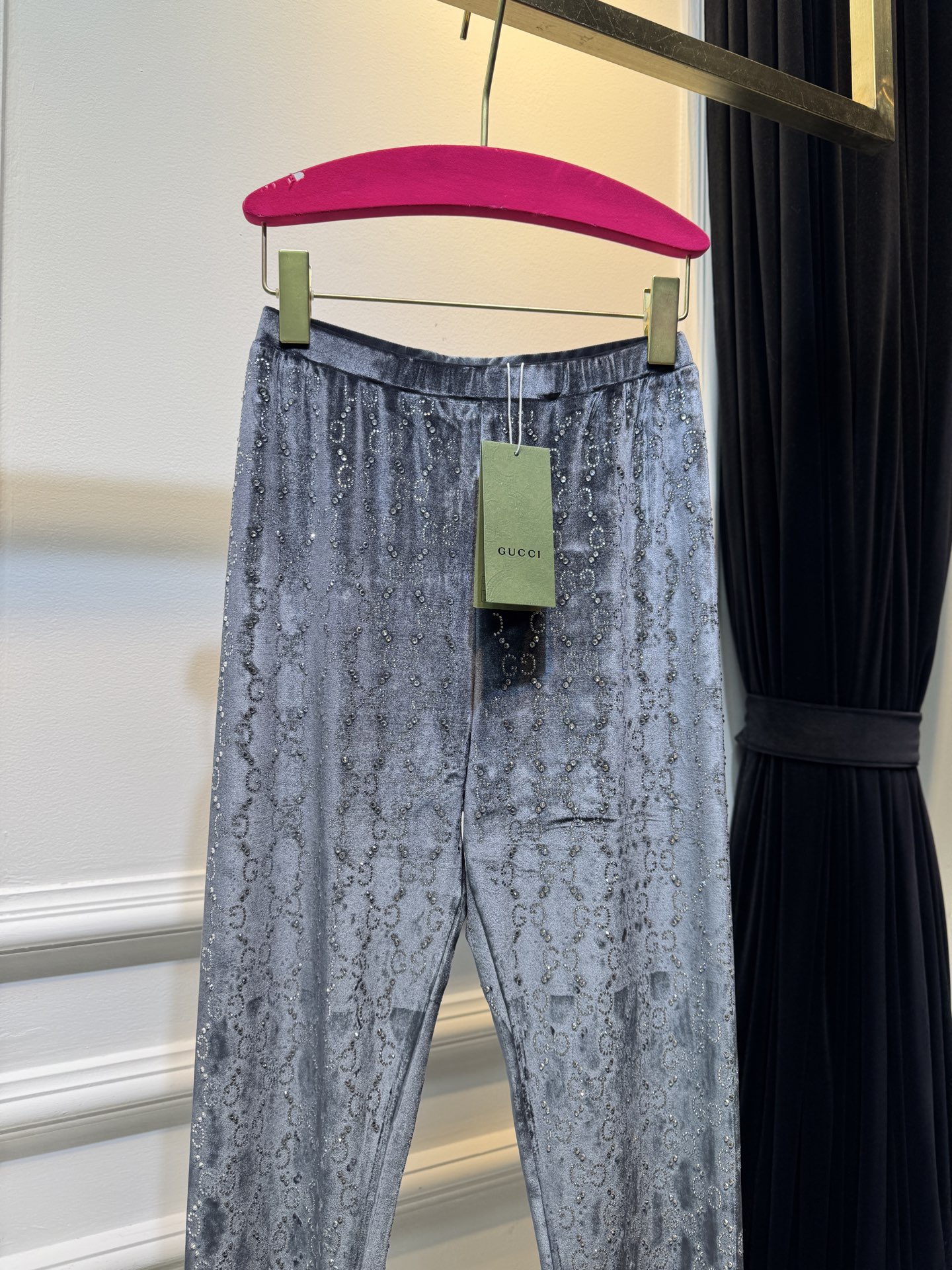 gucc*烫钻打底裤实物比图片还好看！黑色显瘦，灰色洋气，焦糖色超显白，丝绒面料软乎乎的，烫钻细节很精致