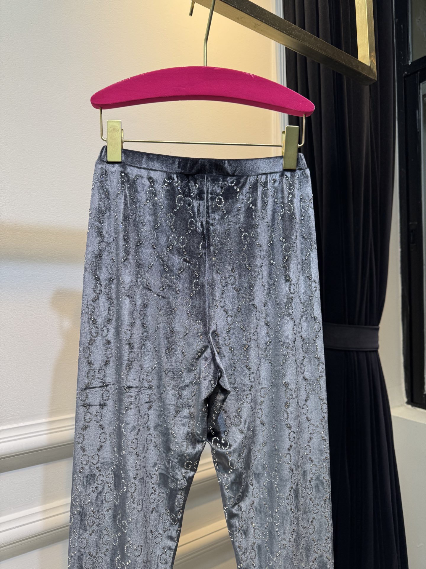 gucc*烫钻打底裤实物比图片还好看！黑色显瘦，灰色洋气，焦糖色超显白，丝绒面料软乎乎的，烫钻细节很精致