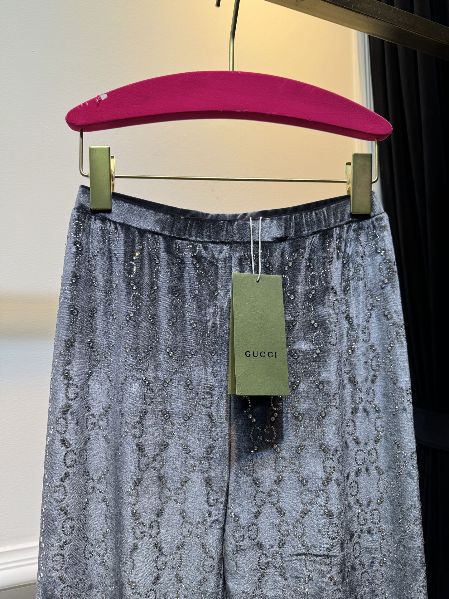 gucc*烫钻打底裤实物比图片还好看！黑色显瘦，灰色洋气，焦糖色超显白，丝绒面料软乎乎的，烫钻细节很精致