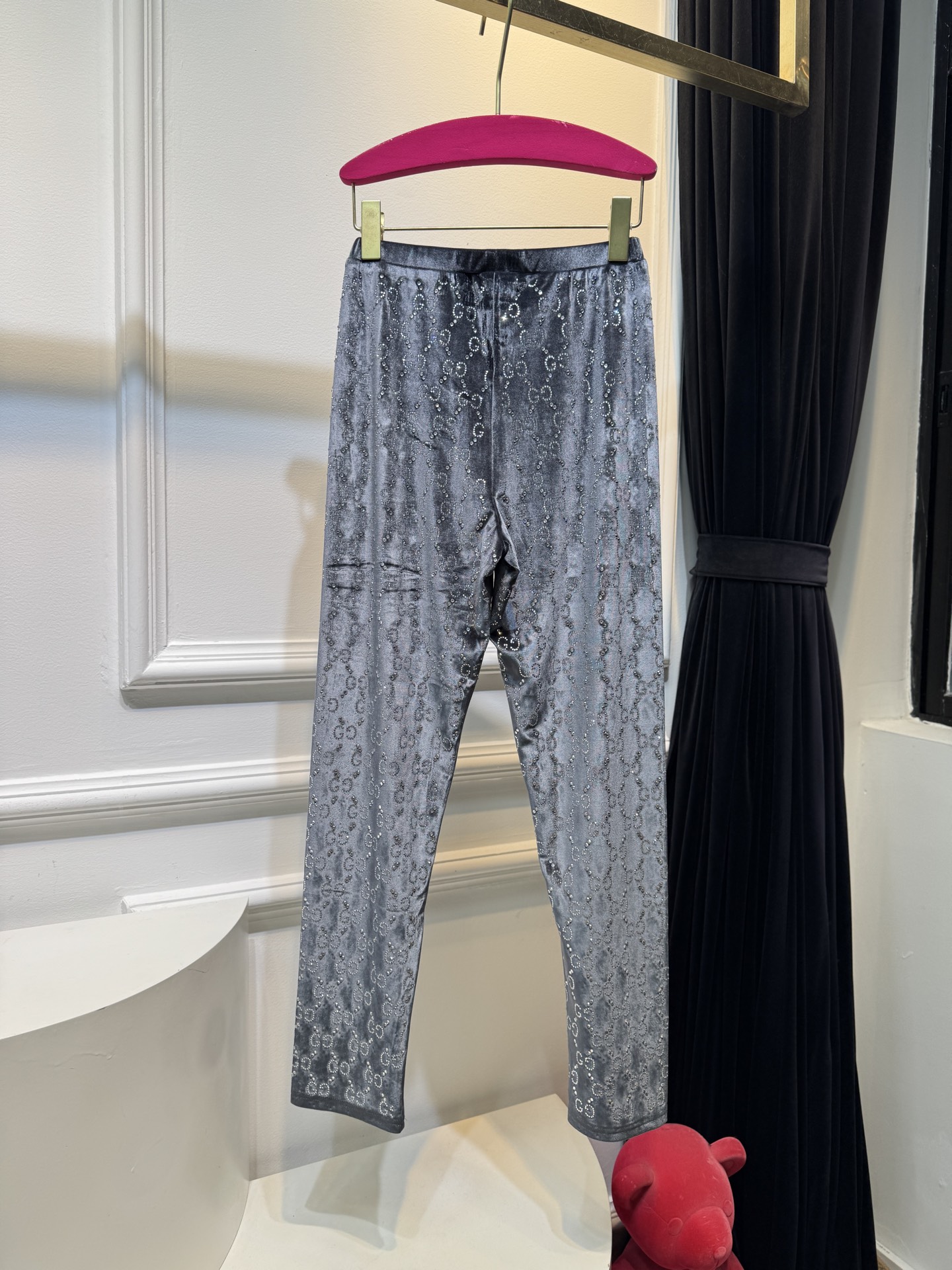 gucc*烫钻打底裤实物比图片还好看！黑色显瘦，灰色洋气，焦糖色超显白，丝绒面料软乎乎的，烫钻细节很精致