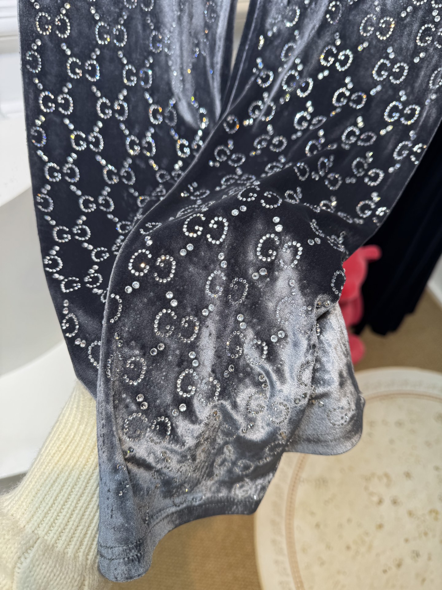 gucc*烫钻打底裤实物比图片还好看！黑色显瘦，灰色洋气，焦糖色超显白，丝绒面料软乎乎的，烫钻细节很精致